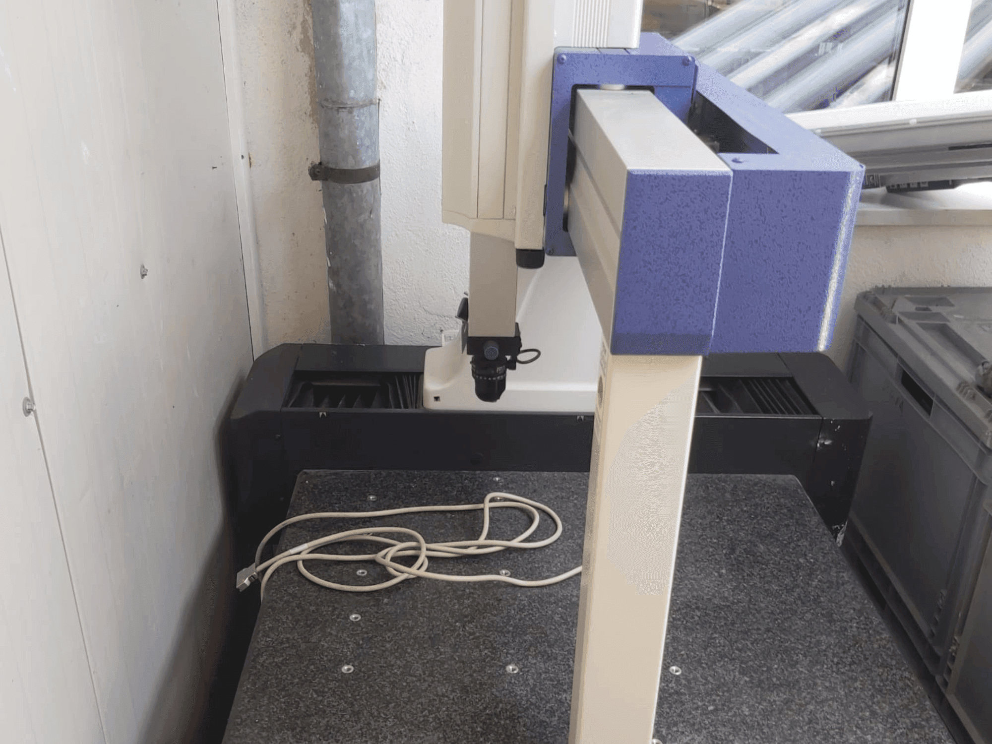 Frontansicht der Mitutoyo Crysta-Plus M443  Maschine