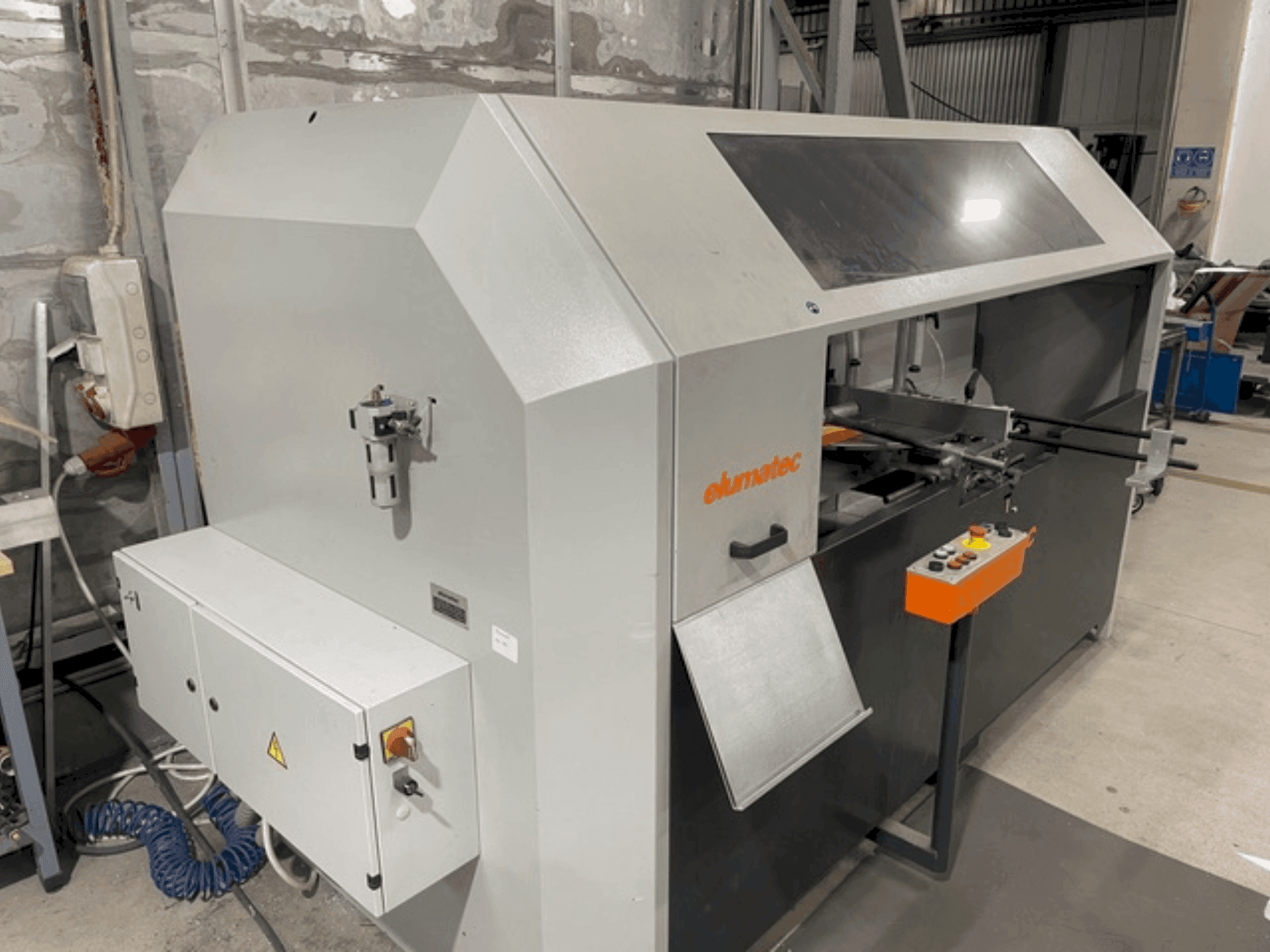 Frontansicht der Elumatec AKS134/64  Maschine