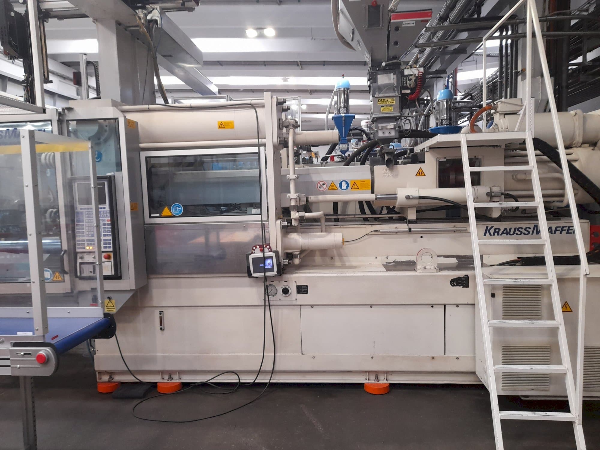 Frontansicht der Krauss Maffei KM 450-3500 C3 Maschine