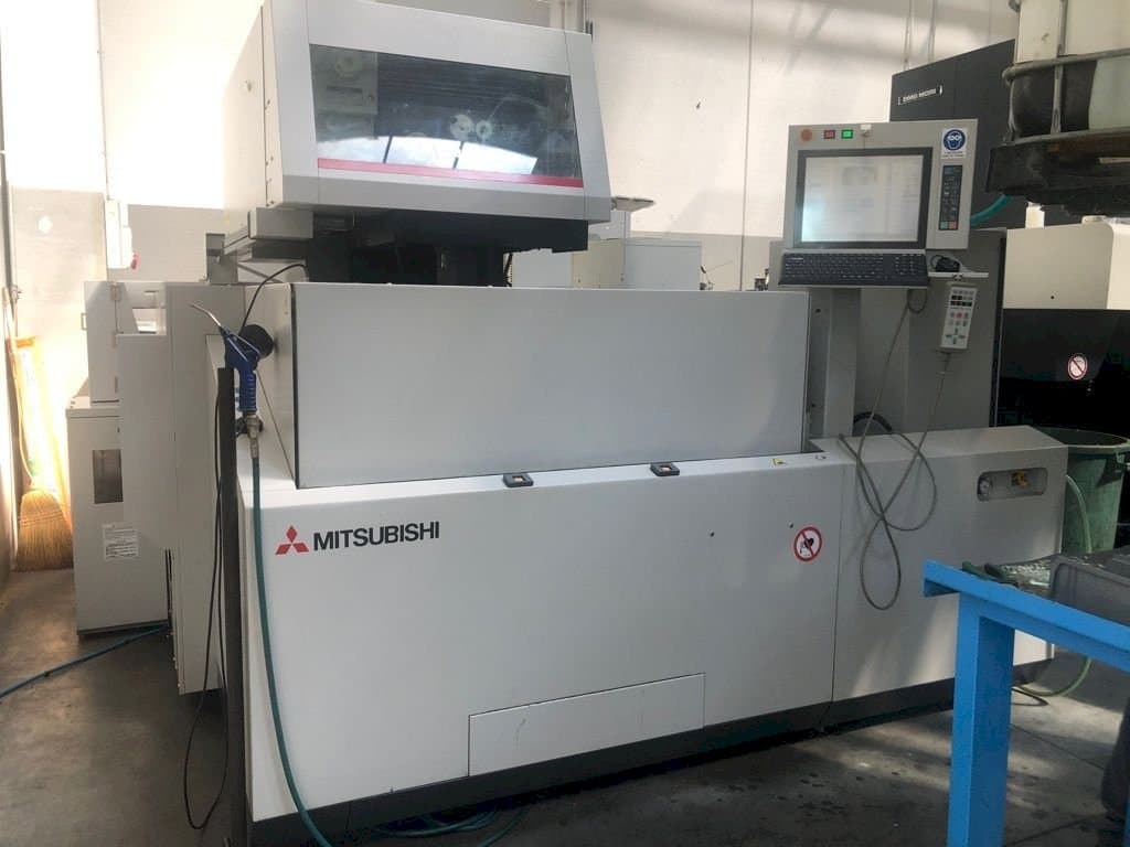 Frontansicht der Mitsubishi MV2400S  Maschine
