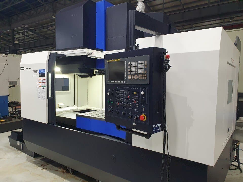 Frontansicht der HWACHEON VESTA-1300B  Maschine