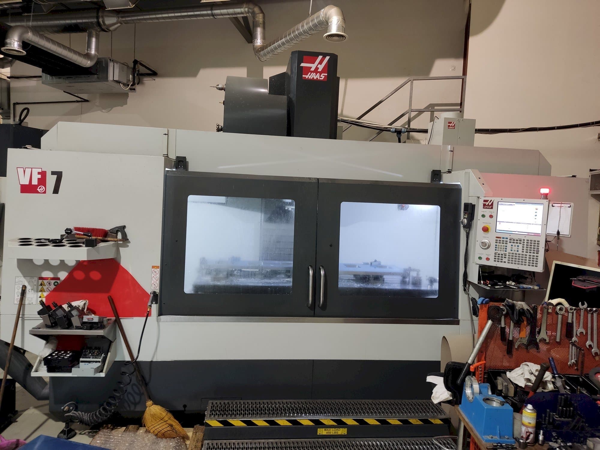 Frontansicht der HAAS VF-7  Maschine