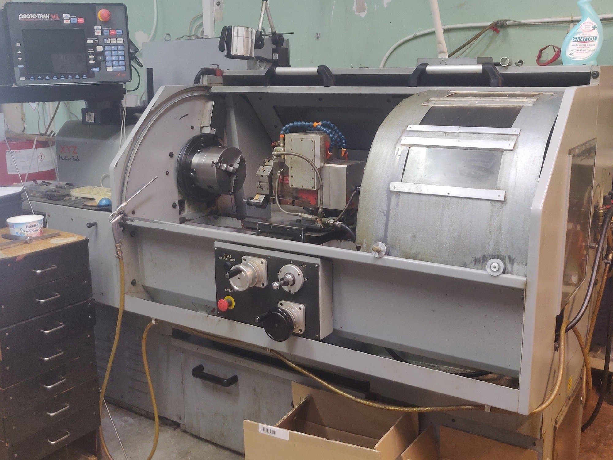 Linke Seitenansicht der XYZ VL355  Maschine