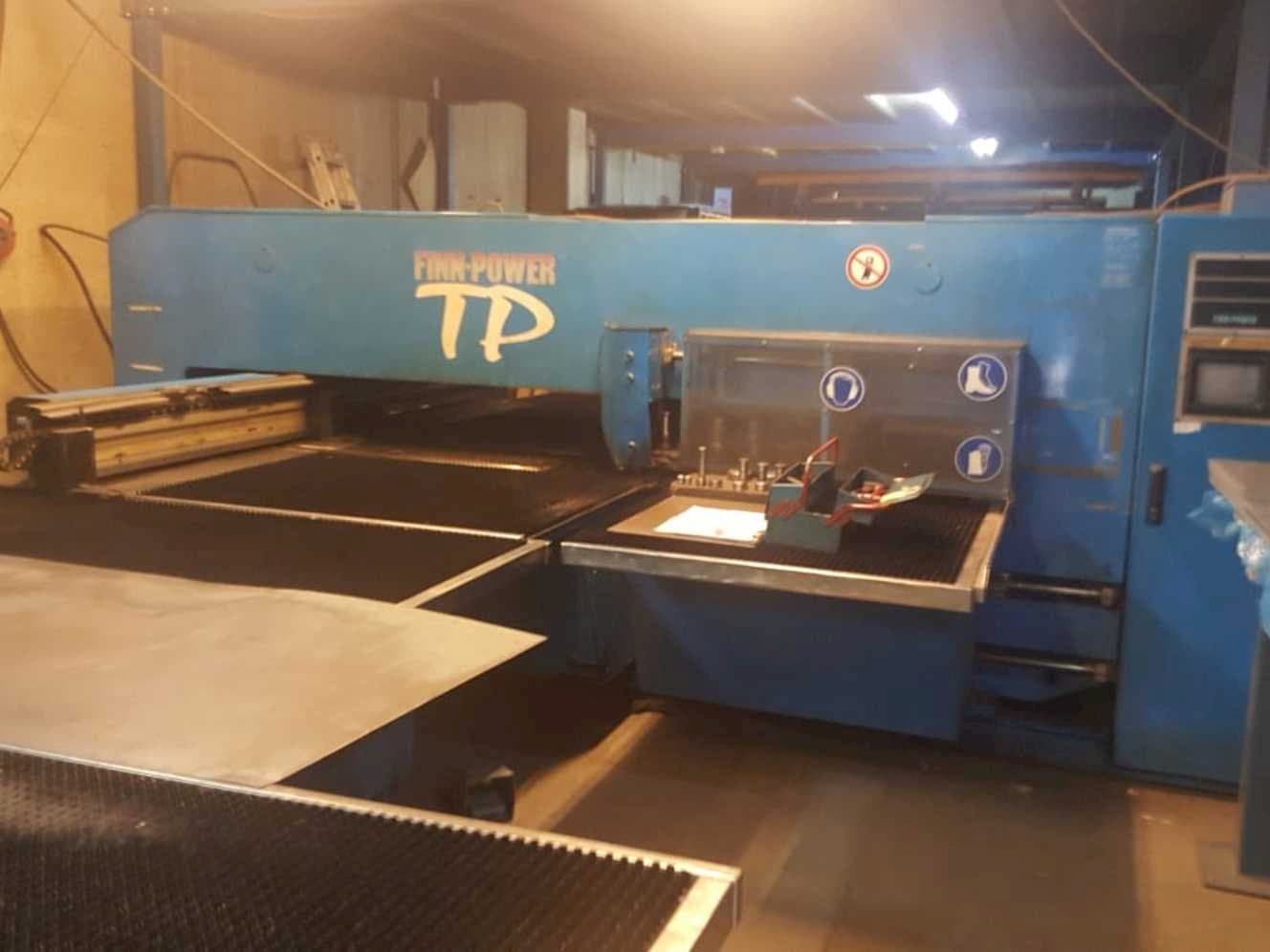 Frontansicht der Finn-Power TP2520B1/AM  Maschine