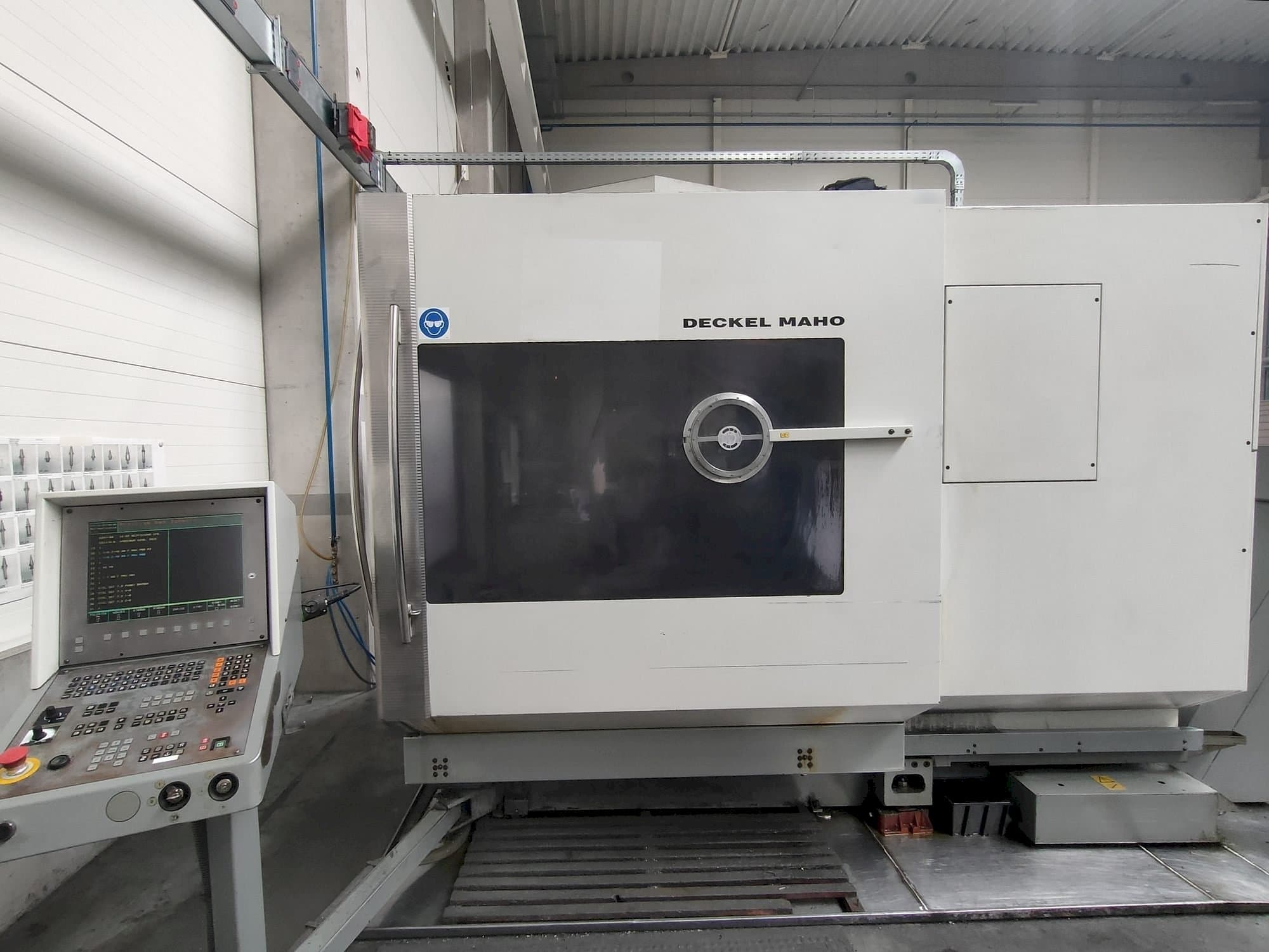 Frontansicht der DECKEL MAHO DMU 60P  Maschine