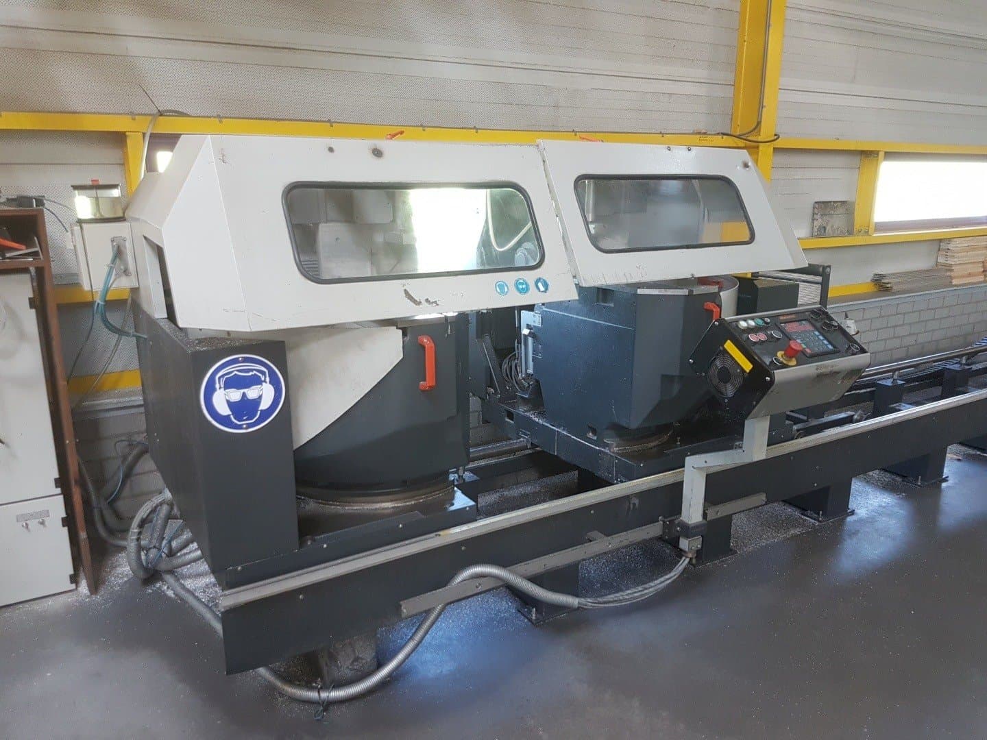 Frontansicht der Elumatec DG 244  Maschine