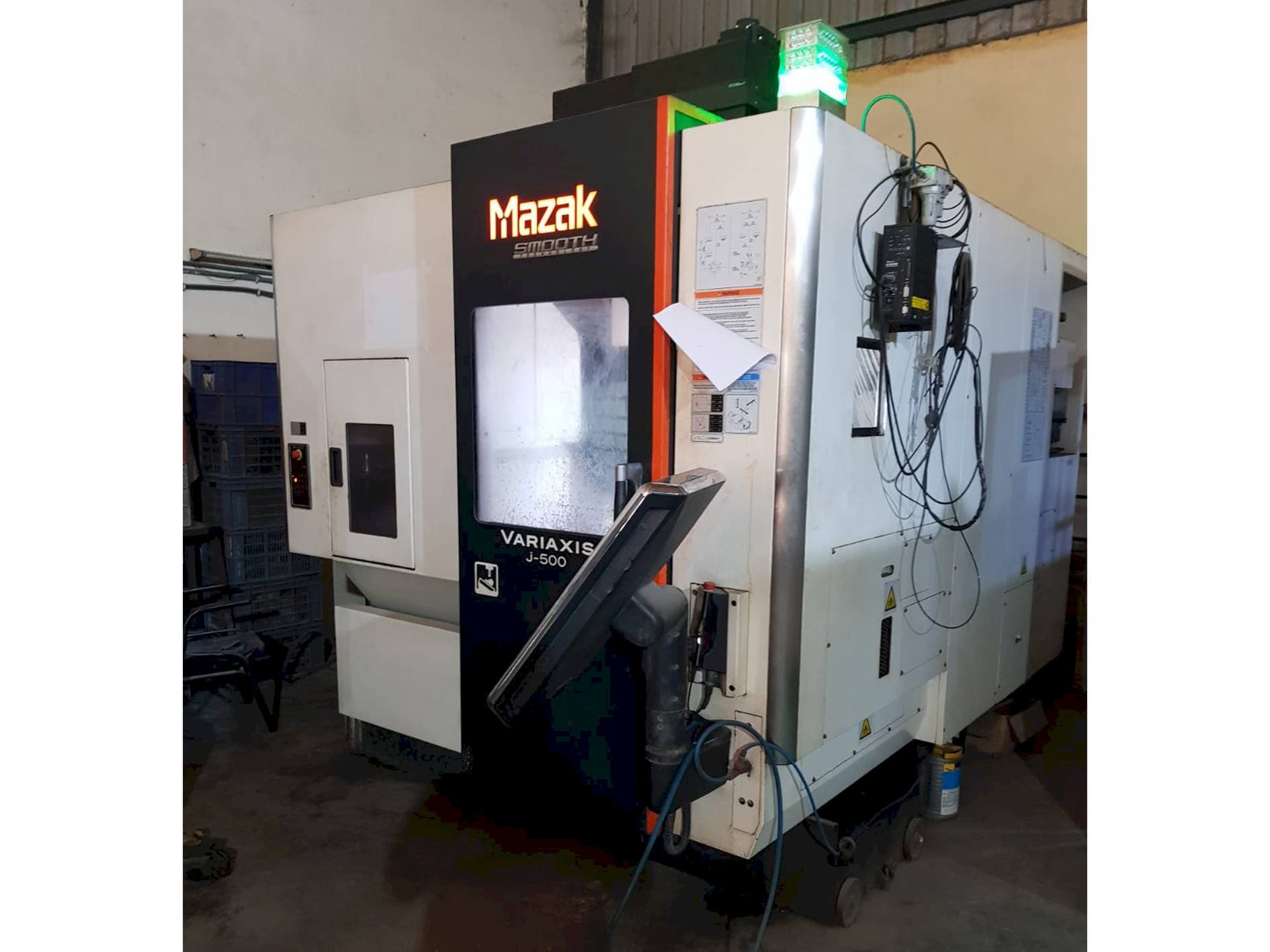 Frontansicht der Mazak Variaxis J-500  Maschine