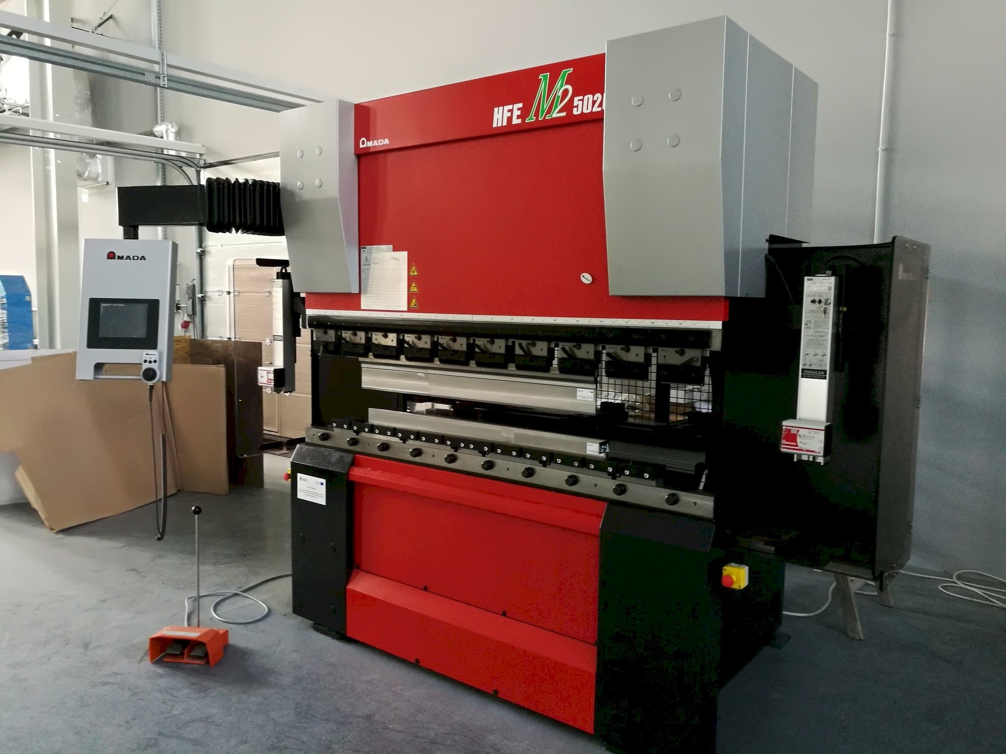 Frontansicht der AMADA HFE M2 5020  Maschine