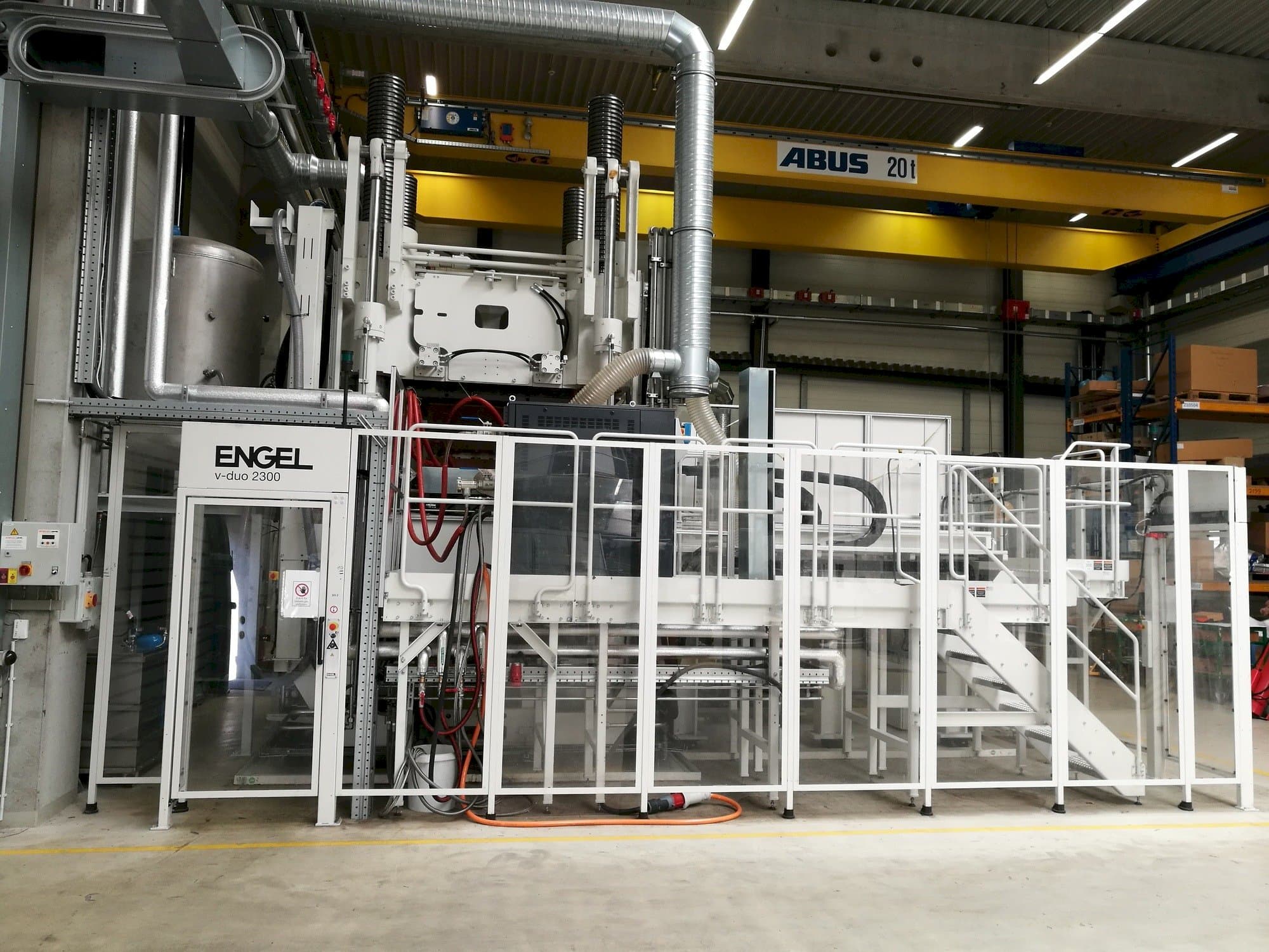 Frontansicht der ENGEL V-Duo 2300  Maschine