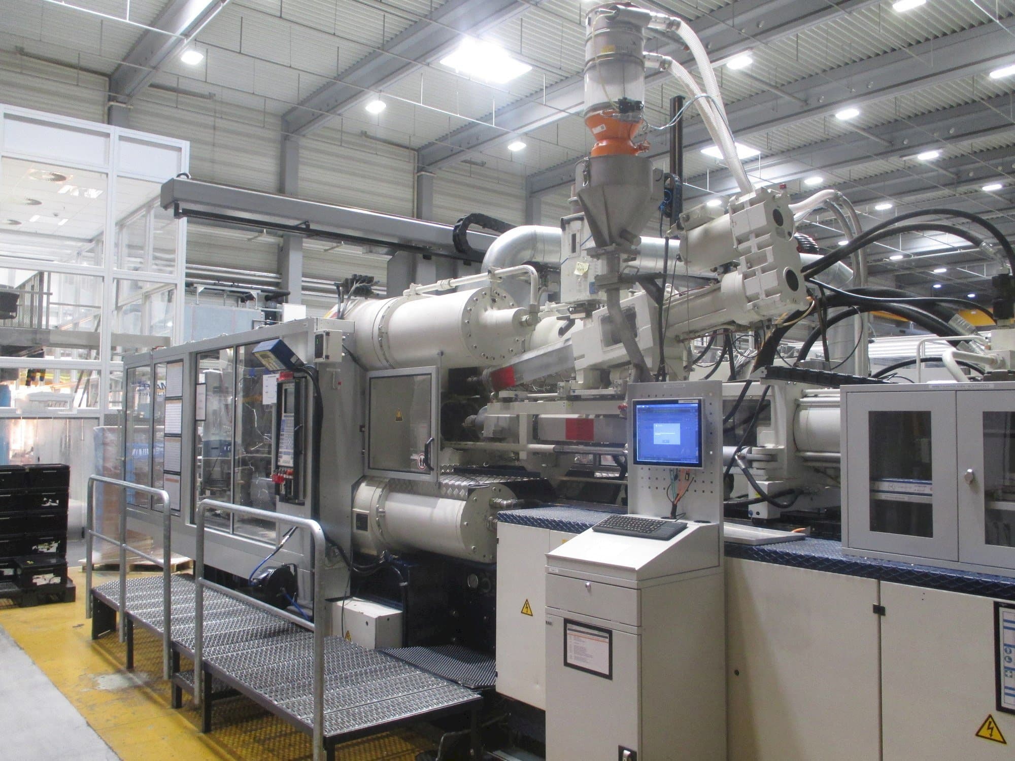 Frontansicht der Krauss Maffei 575-1900-520-C2  Maschine