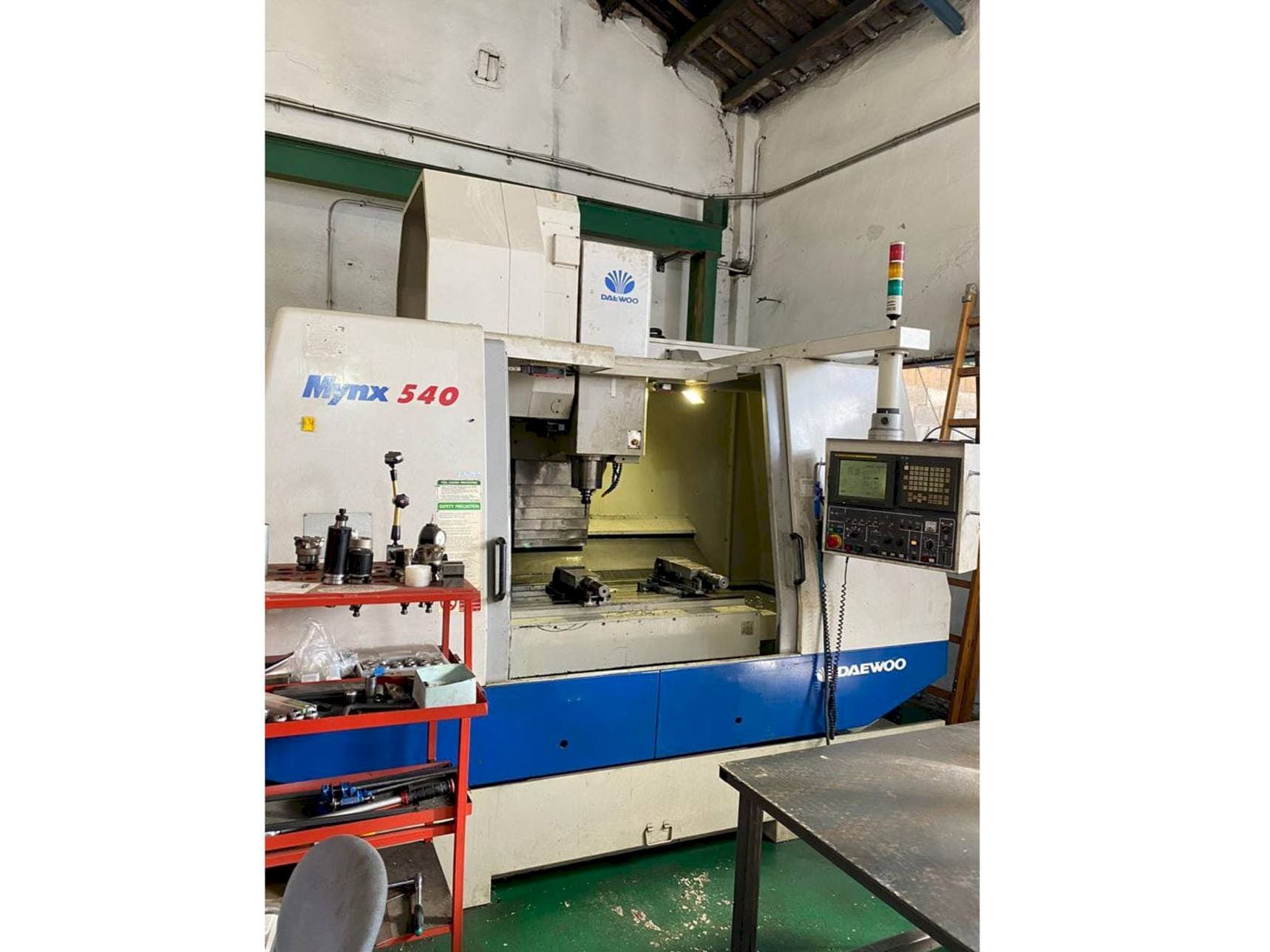 Frontansicht der DAEWOO Mynx 540  Maschine