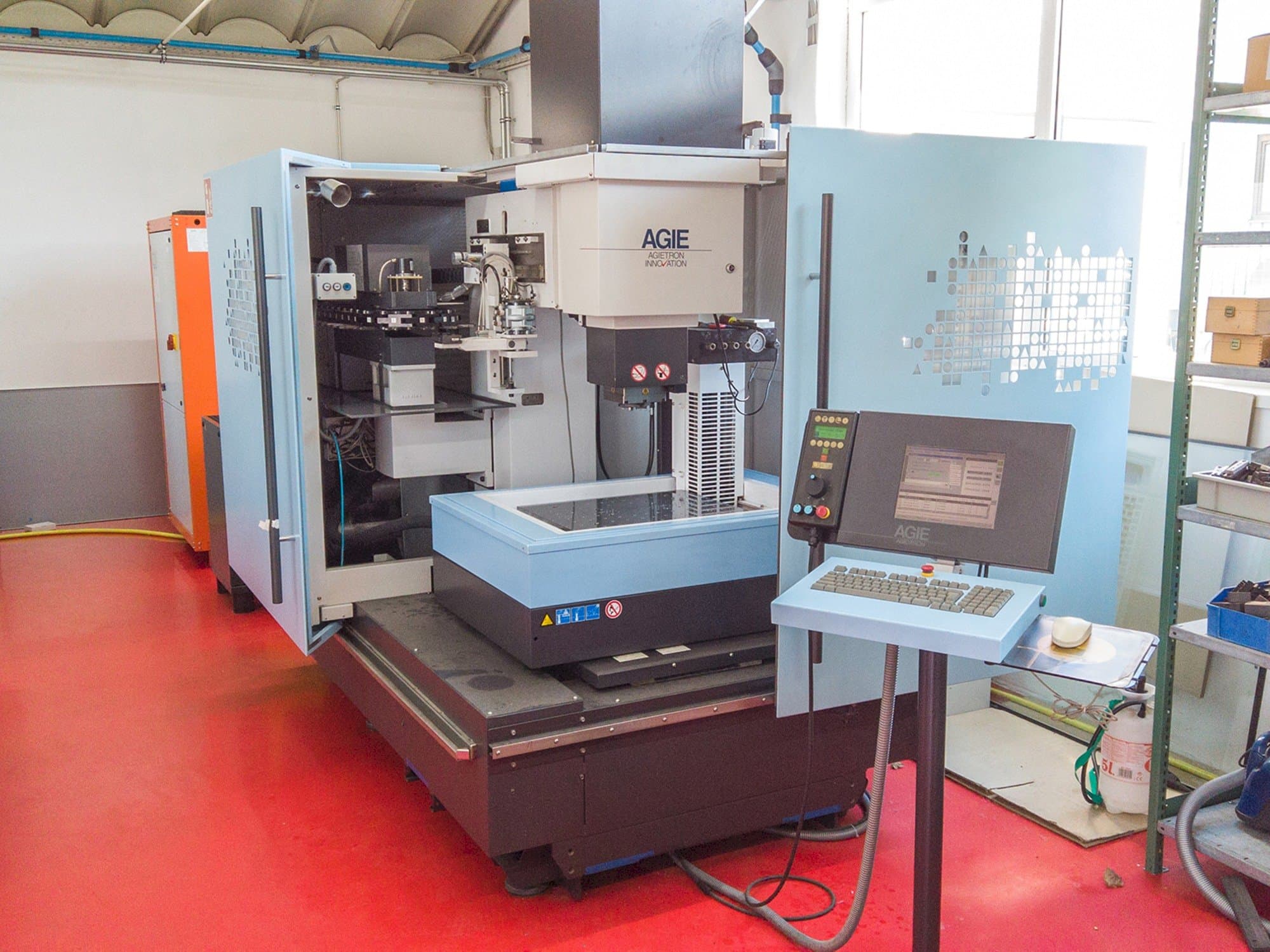 Frontansicht der AGIE AGIETRON INNOVATION 2  Maschine