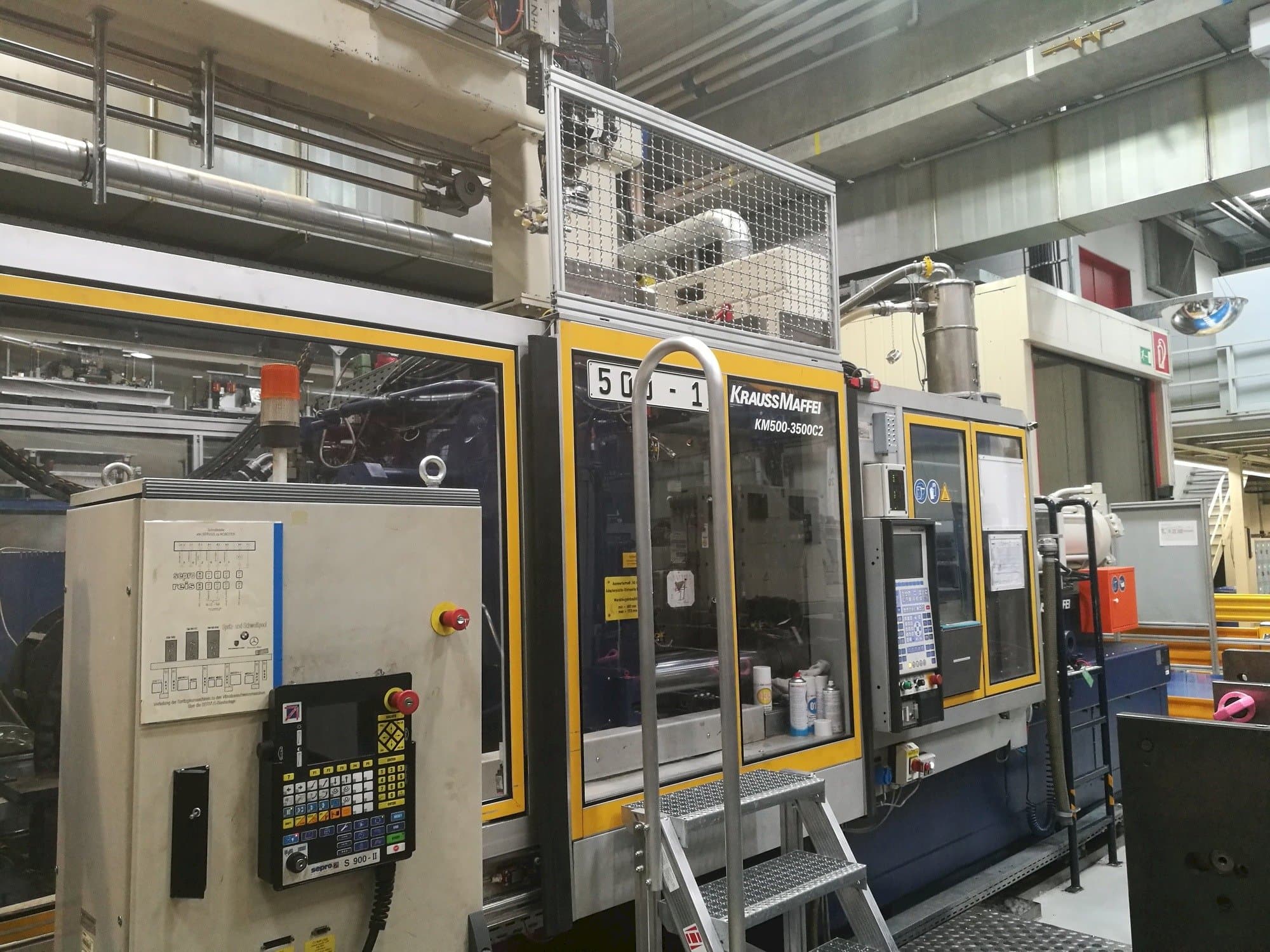 Frontansicht der Krauss Maffei 500-3500 C2  Maschine