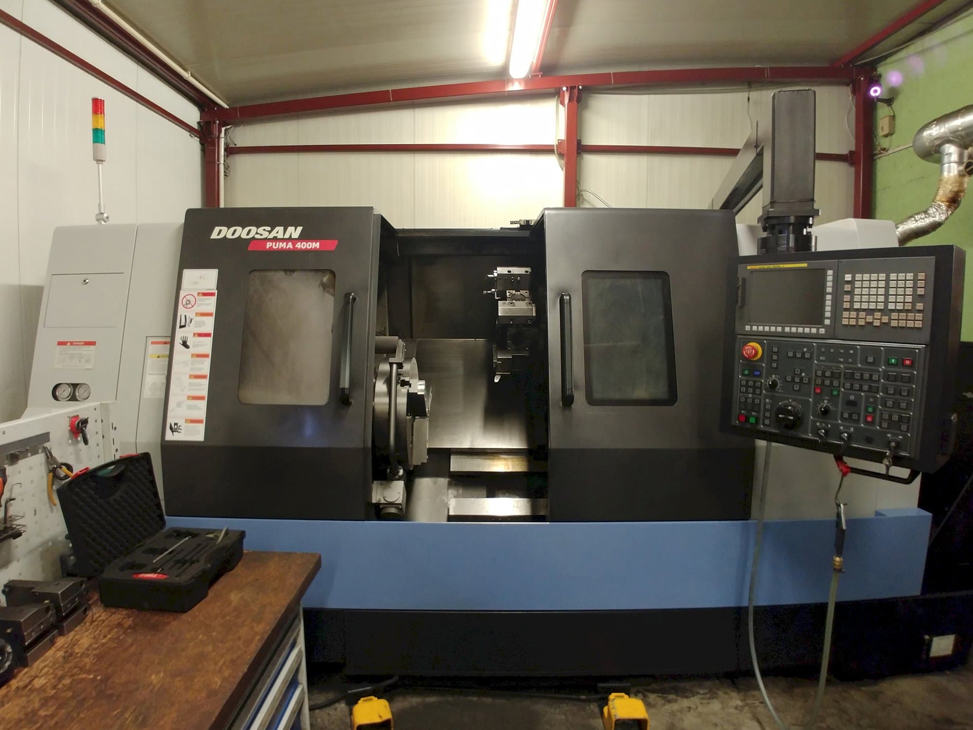 Frontansicht der Doosan Puma 400MC Maschine