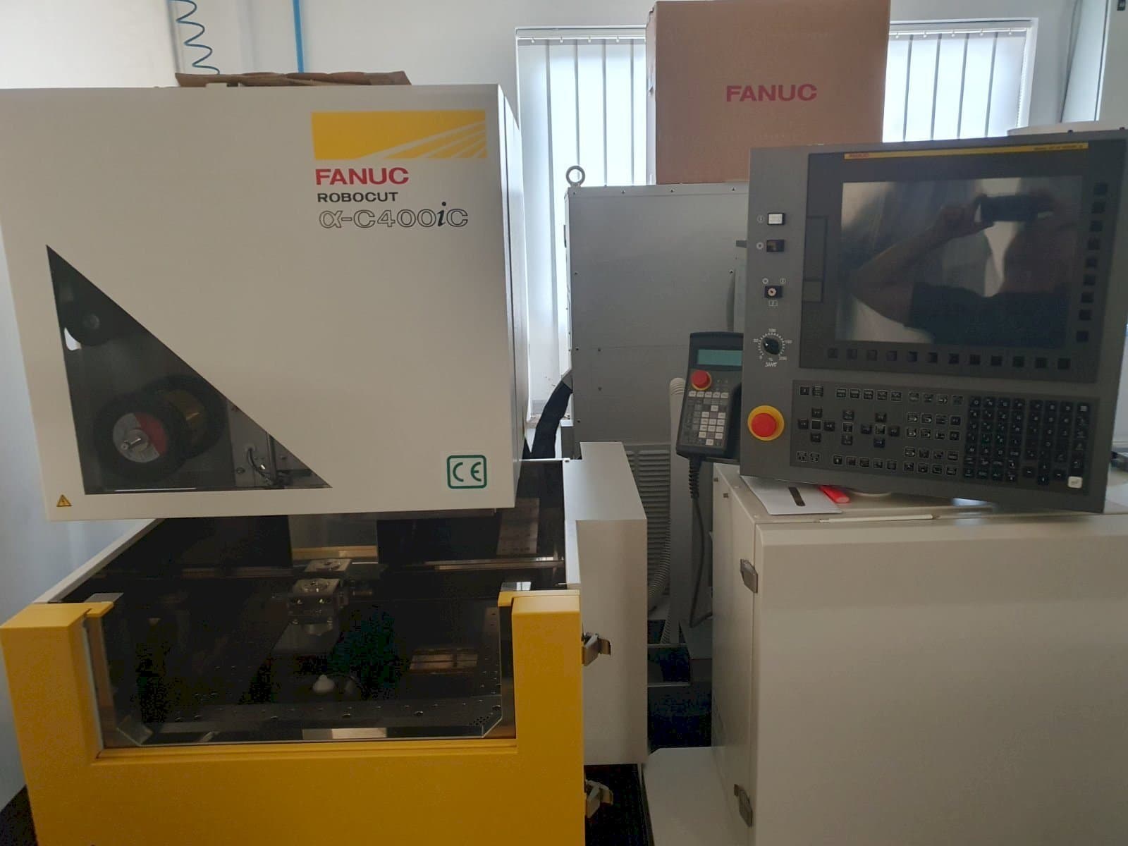 Frontansicht der FANUC Robocut C400iC  Maschine