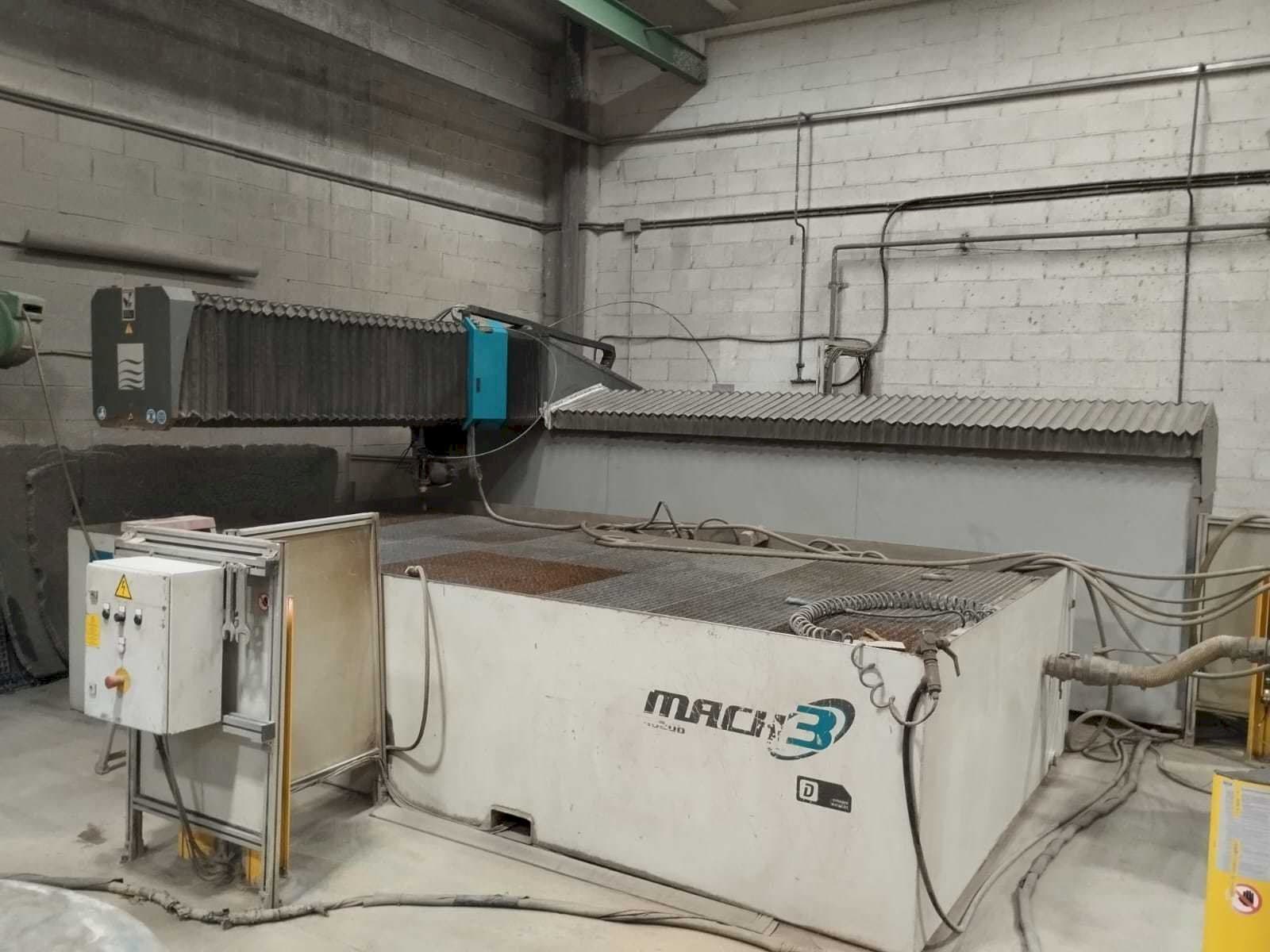 Frontansicht der Flow Mach3 4020B  Maschine