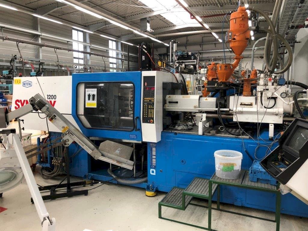 Frontansicht der Netstal Synergy S1200-230 Maschine