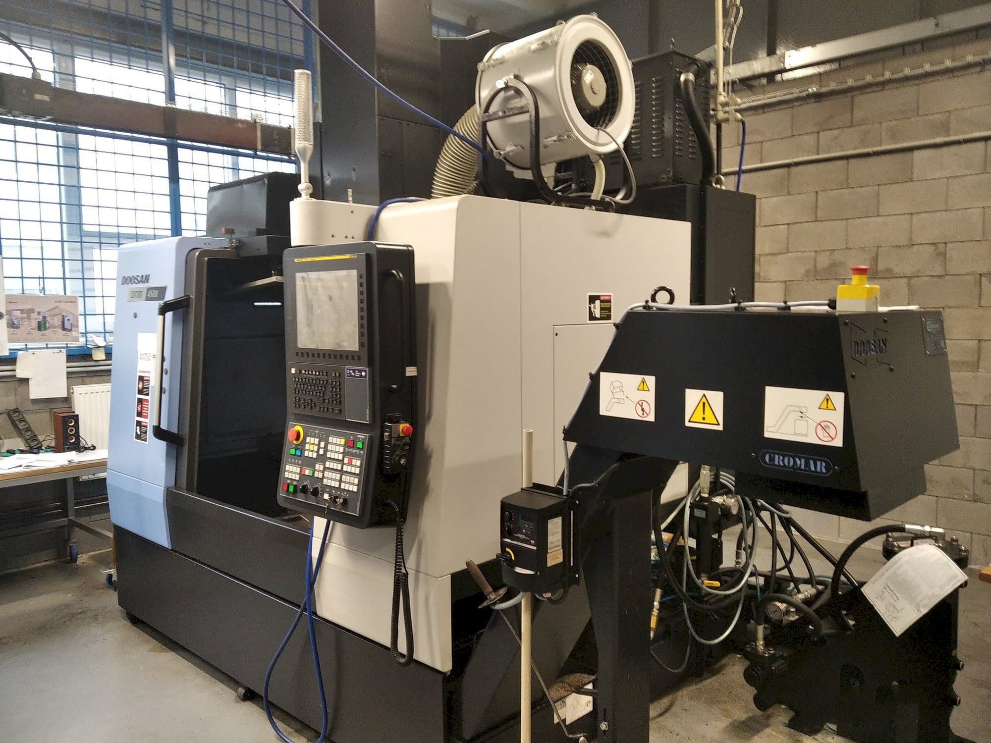Frontansicht der DOOSAN DNM 4500 Maschine