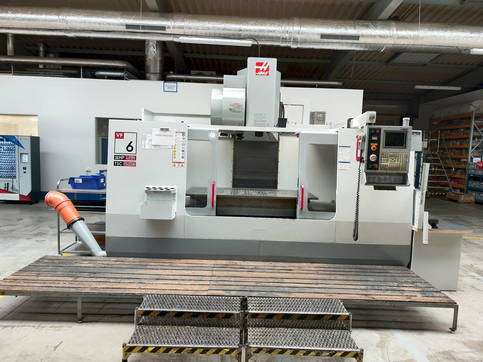 Frontansicht der HAAS VF-6  Maschine