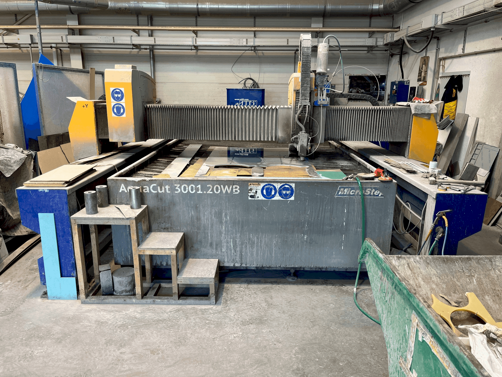 Frontansicht der MicroStep AquaCut 3001.20WB  Maschine