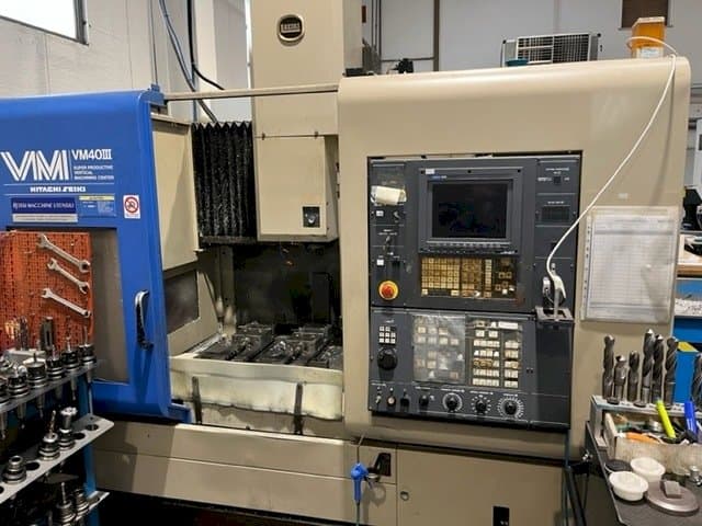Frontansicht der HITACHI SEIKI VM40  Maschine