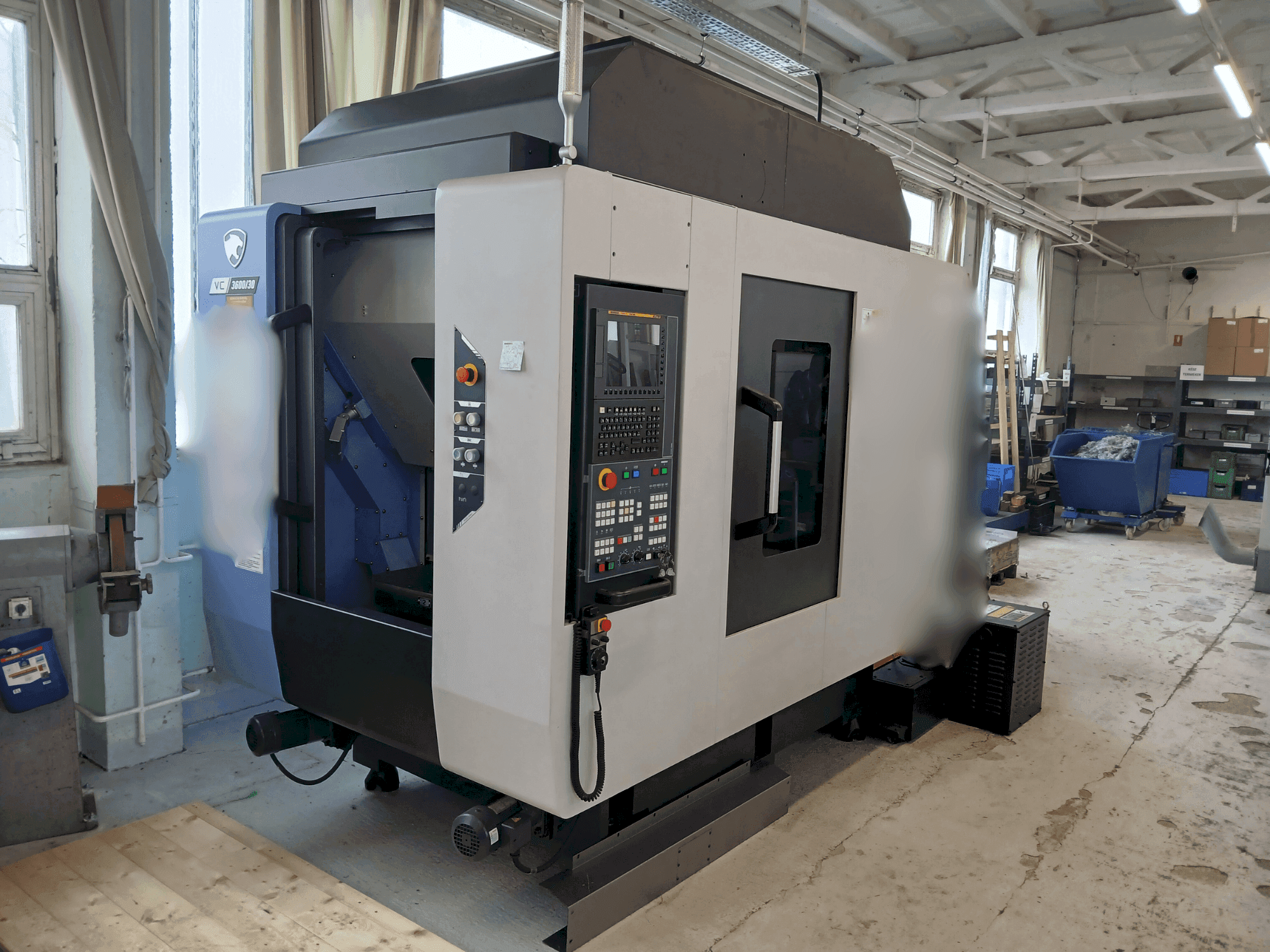 Frontansicht der DN SOLUTIONS VC 3600/30  Maschine