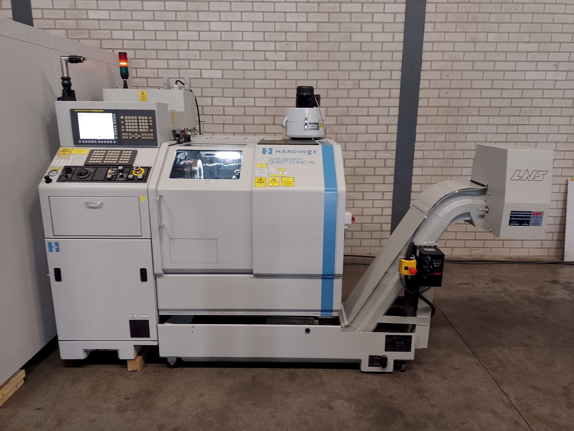 Frontansicht der HARDINGE Quest chnc 42  Maschine