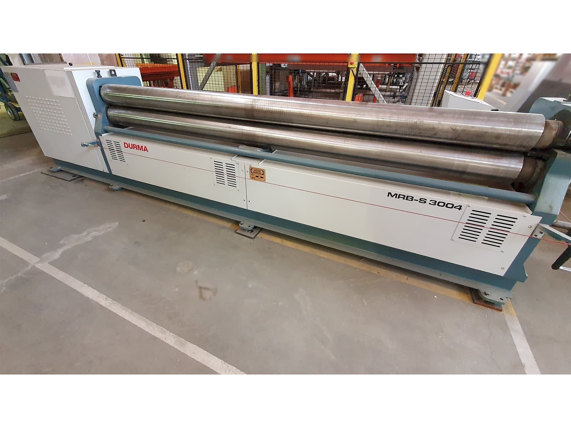 Frontansicht der Durma MRB S 3004 Maschine