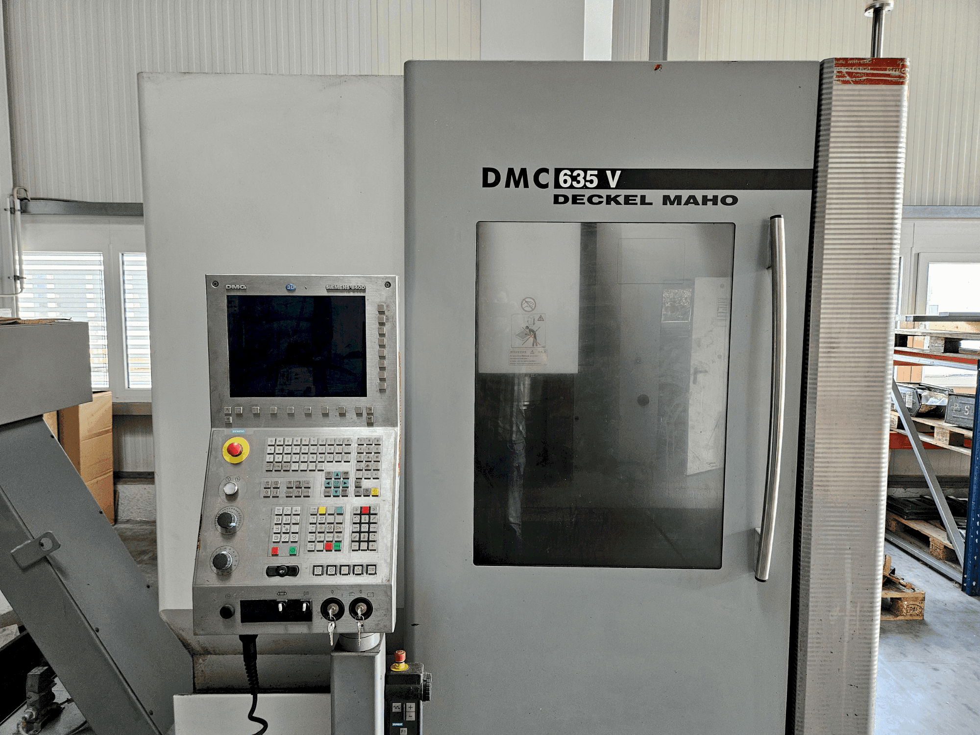 Frontansicht der DECKEL MAHO DMC 635 V  Maschine