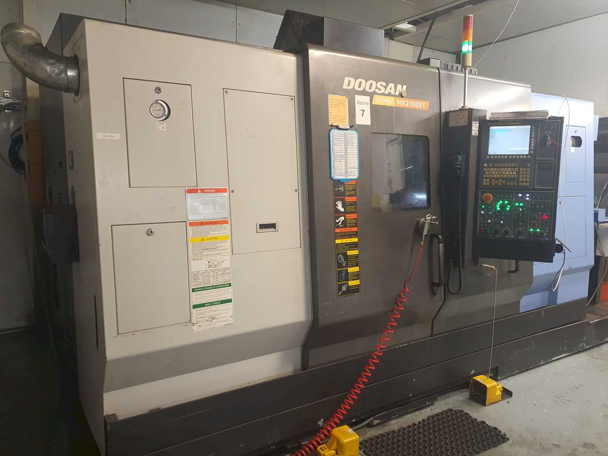 Frontansicht der Doosan Puma MX2100ST  Maschine