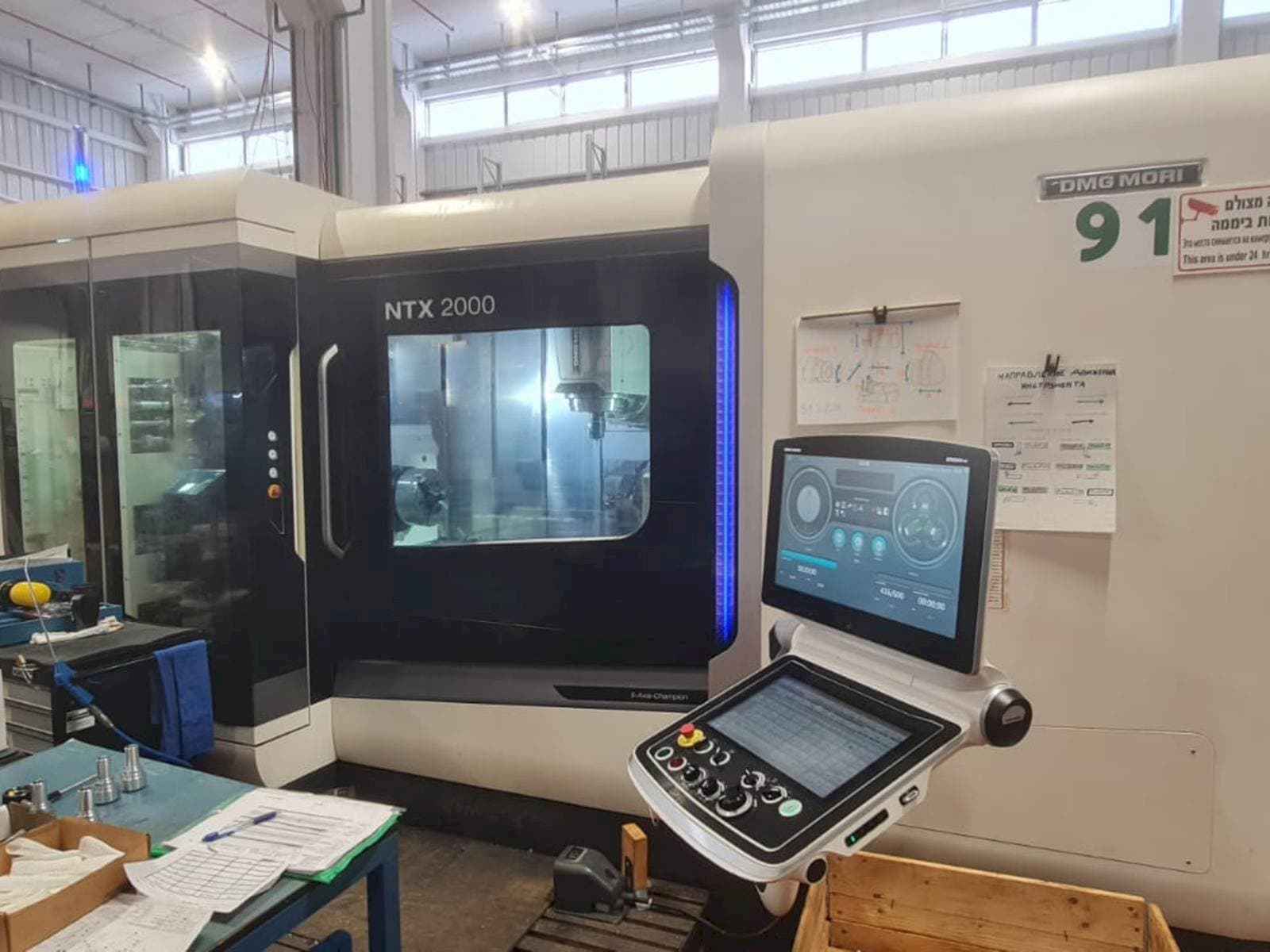 Frontansicht der DMG MORI NTX 2000 Maschine