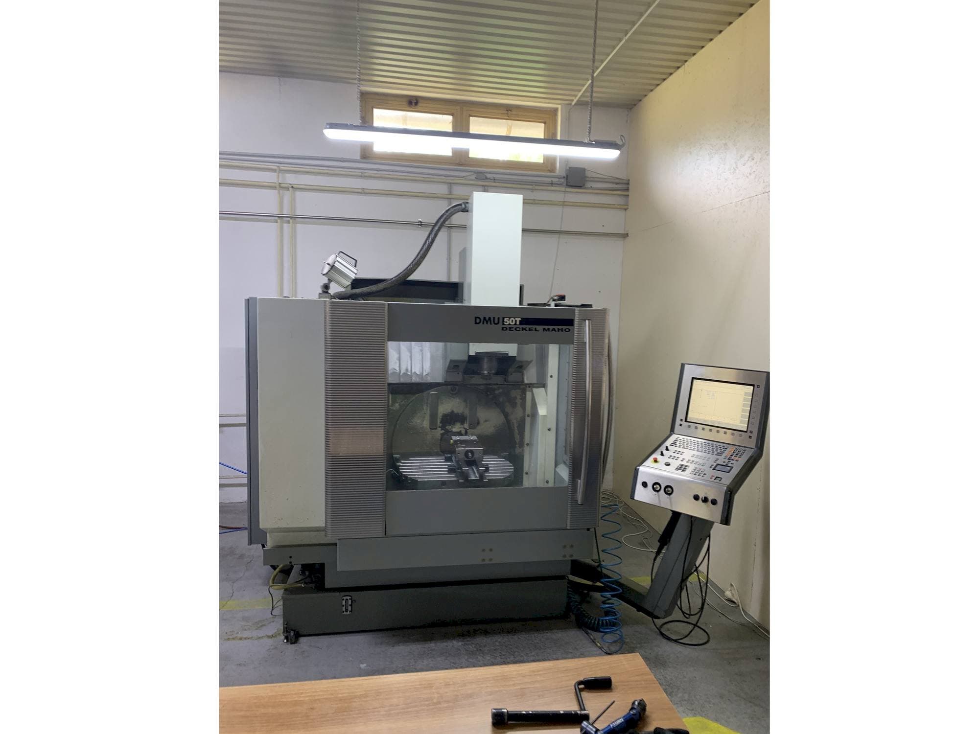 Frontansicht der DECKEL MAHO DMU 50T  Maschine