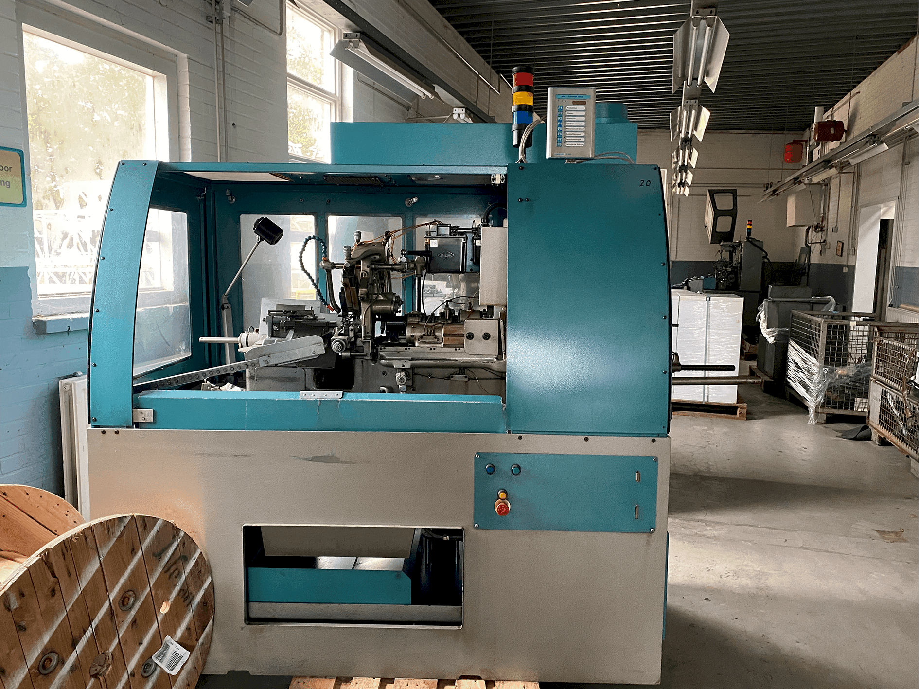 Frontansicht der Tornos-Bechler NAT-125 vario  Maschine