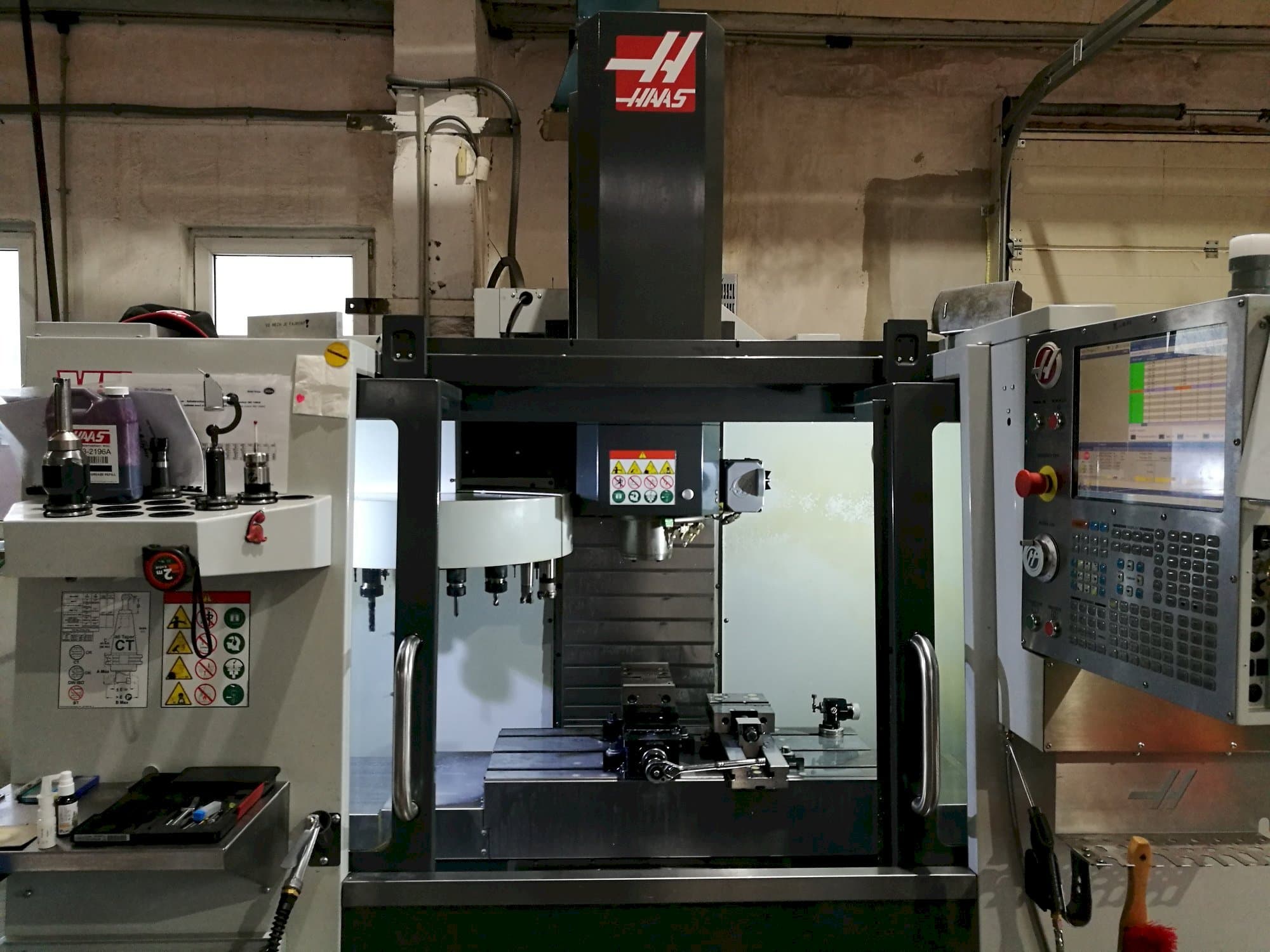 Frontansicht der HAAS VF-2  Maschine