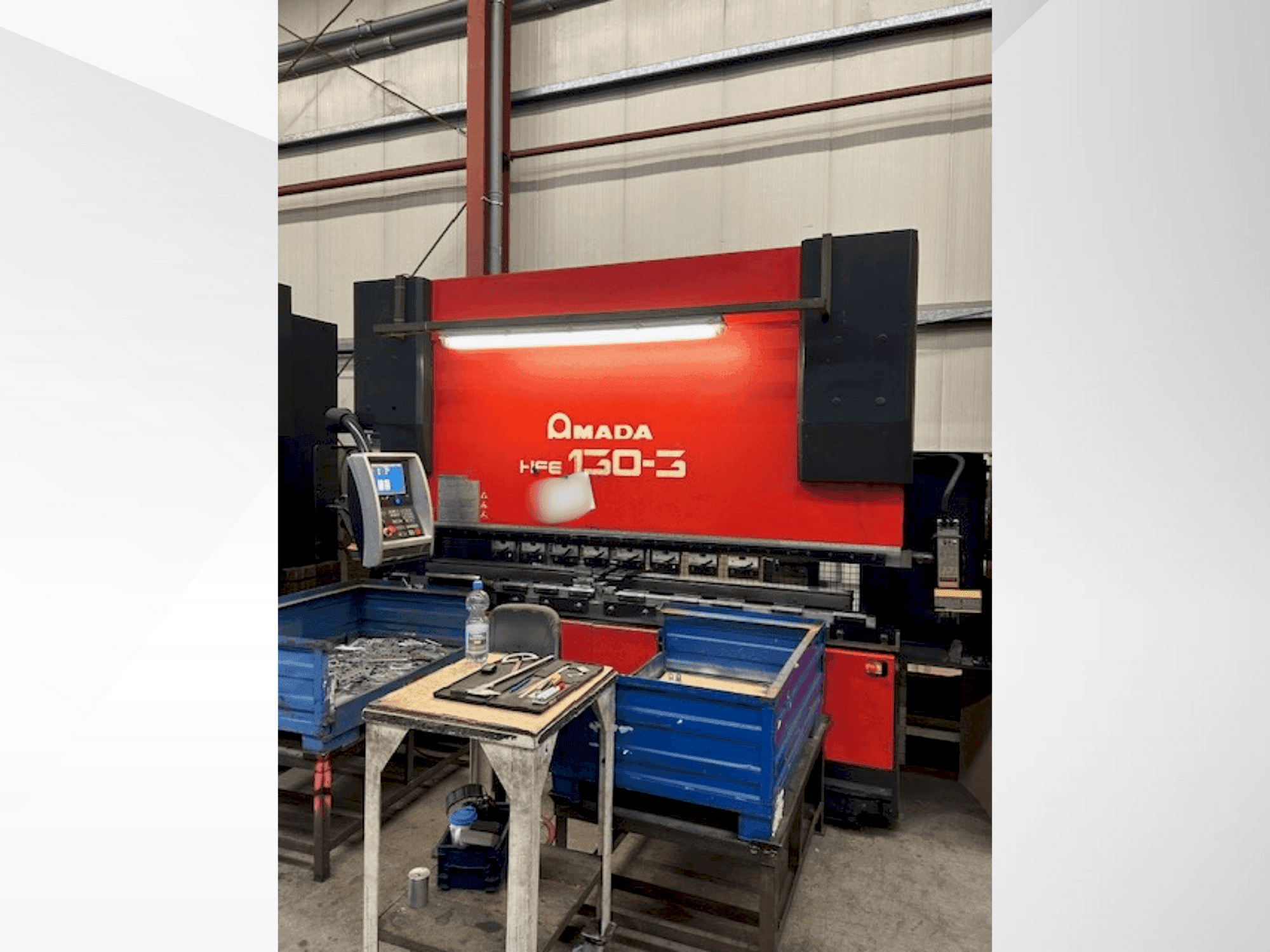 Frontansicht der AMADA HFE 130-3  Maschine