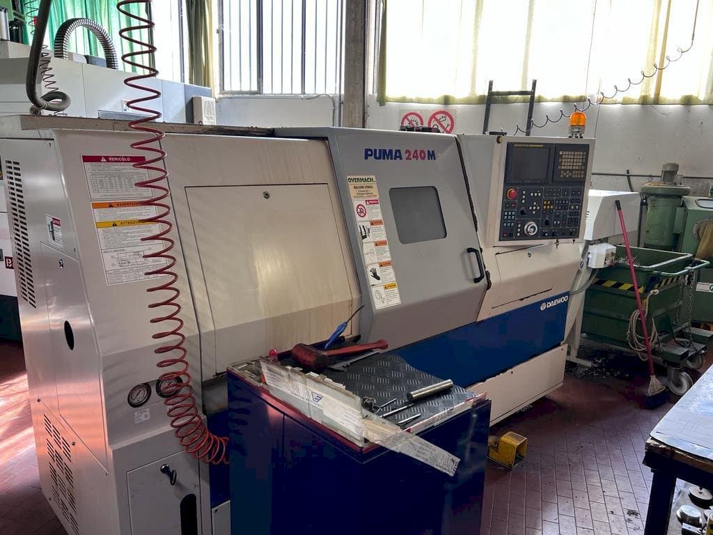 Frontansicht der DAEWOO Puma 240M  Maschine