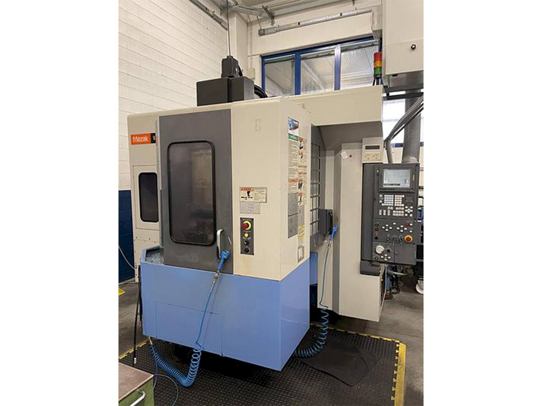 Frontansicht der Mazak Variaxis 500-5X  Maschine