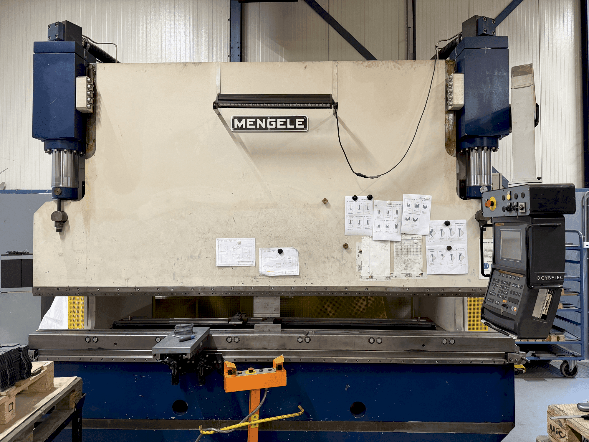 Frontansicht der MENGELE HB175-30/35  Maschine