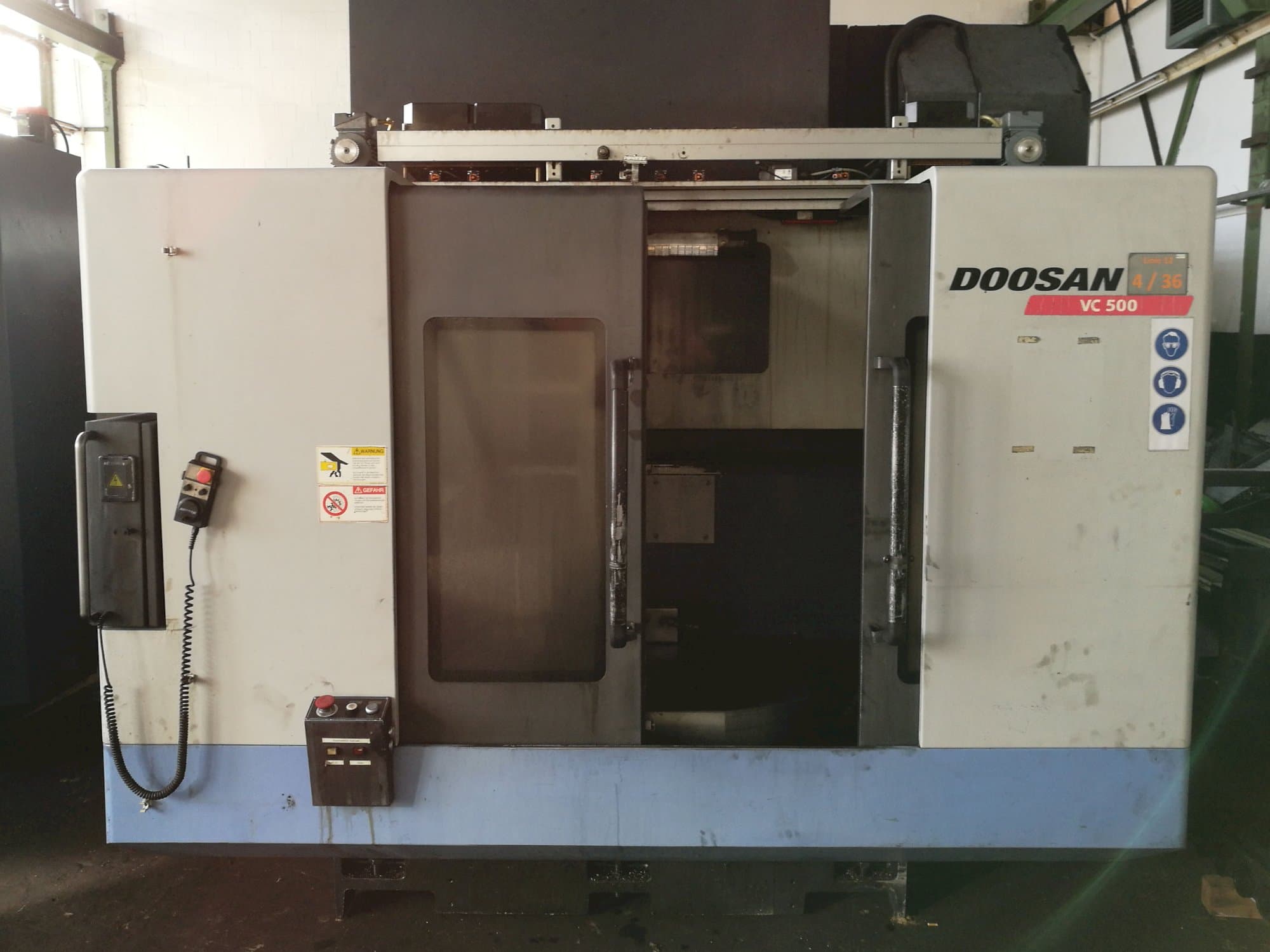 Frontansicht der Doosan VC 500 Maschine