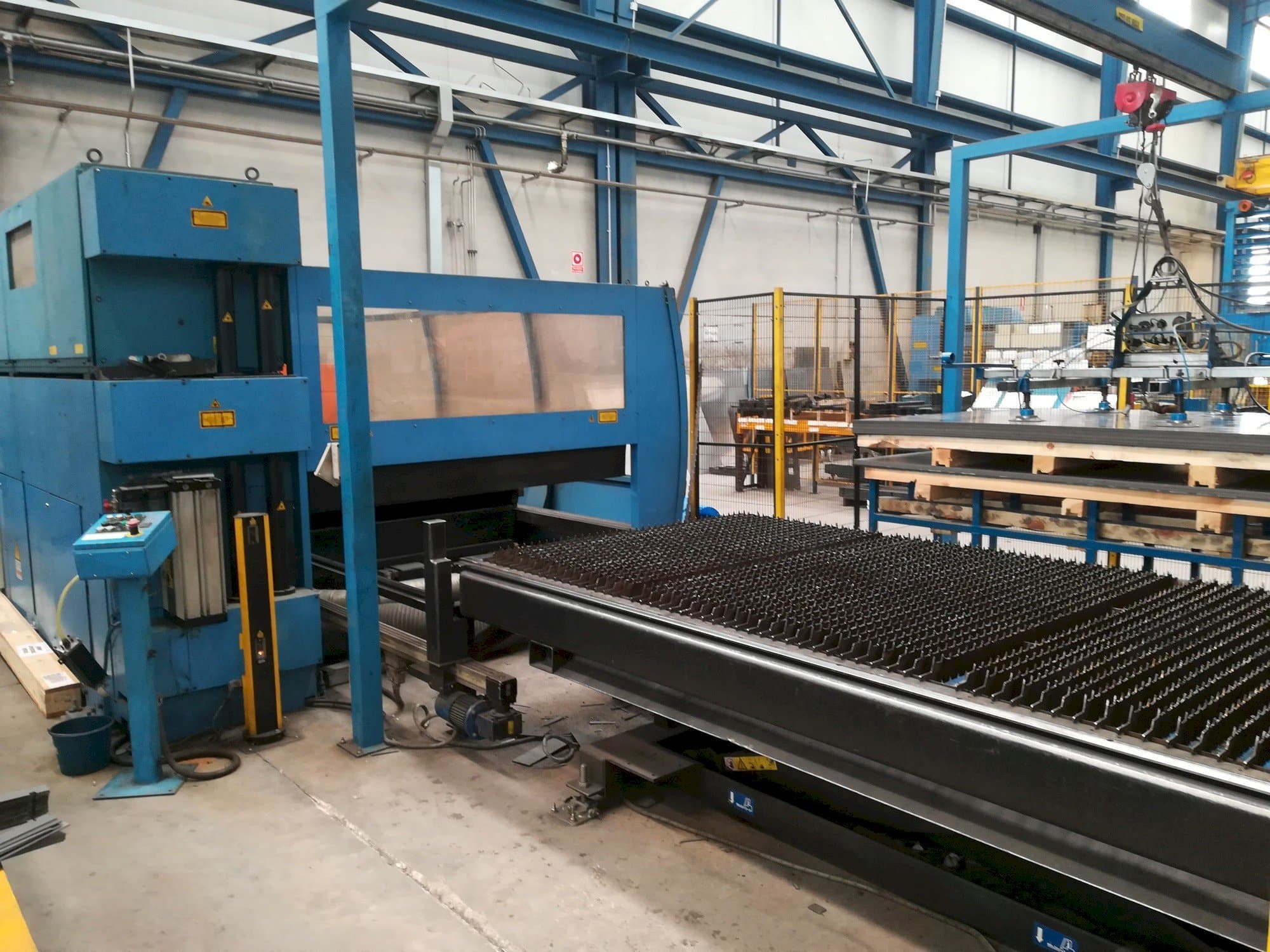 Frontansicht der Prima Industrie Platino 1530  Maschine