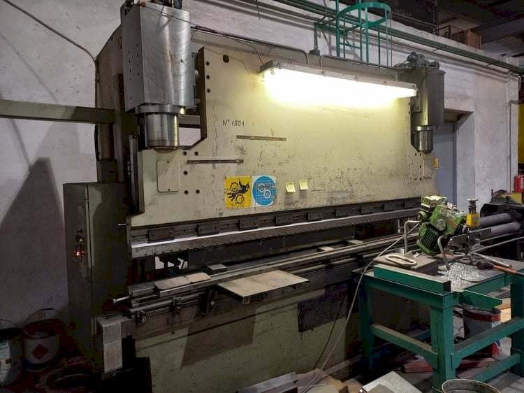 Frontansicht der DONEWELL HP3B Maschine