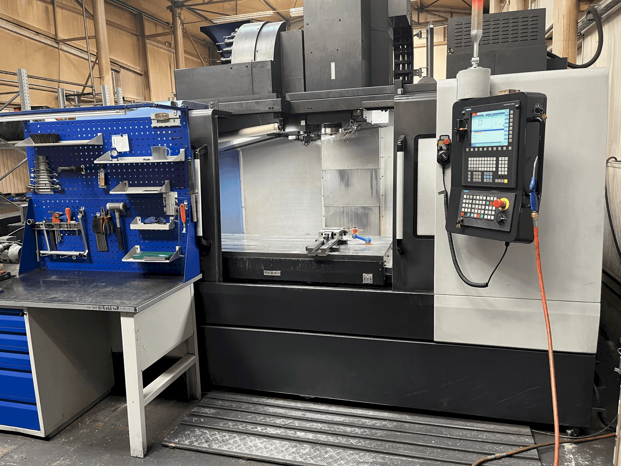 Frontansicht der DOOSAN DNM 6700  Maschine
