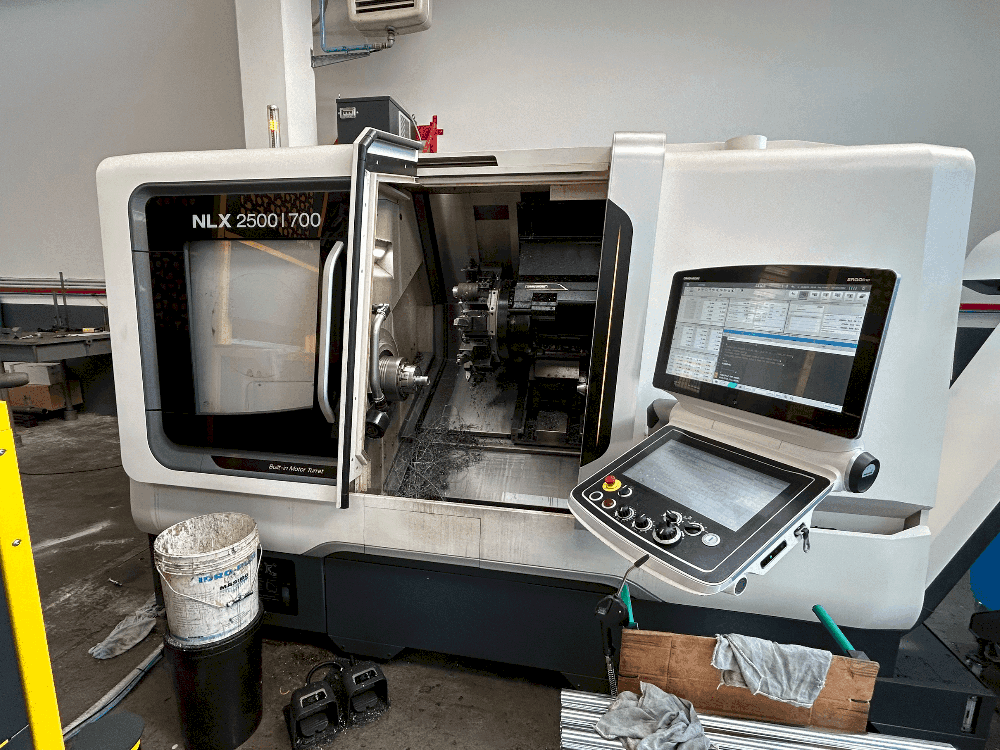 Frontansicht der DMG MORI NLX 2500 Y / 700  Maschine