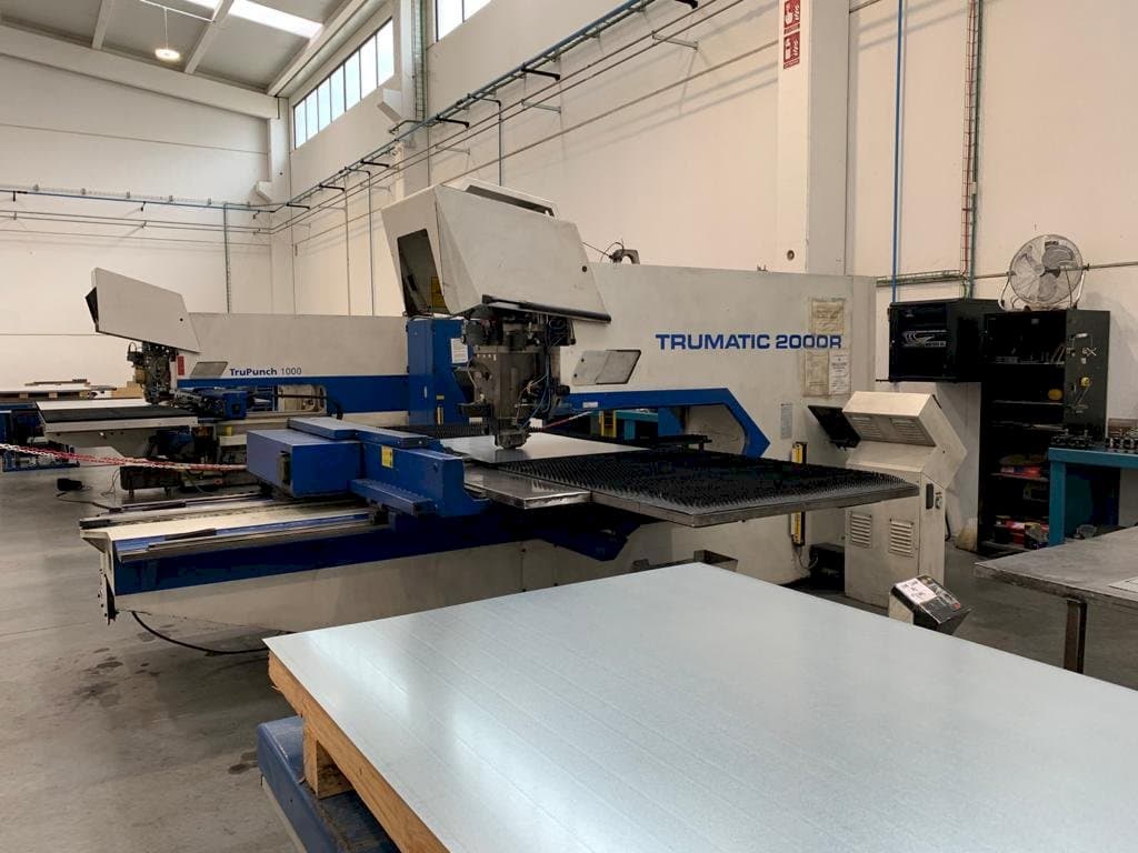 Frontansicht der Trumpf Trumatic 2000 R  Maschine