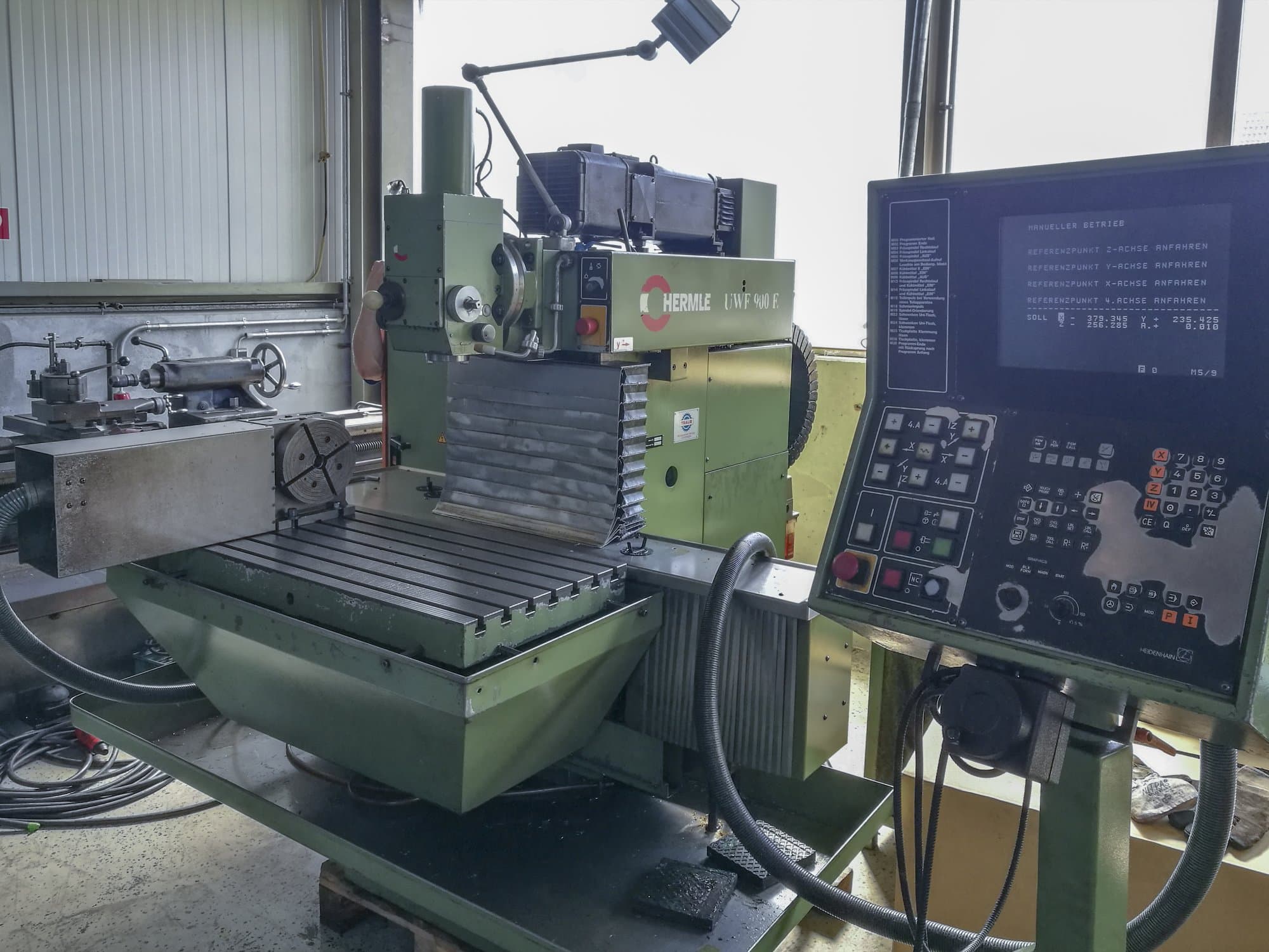 Rechte Ansicht 1 der HERMLE UWF 900 E Maschine