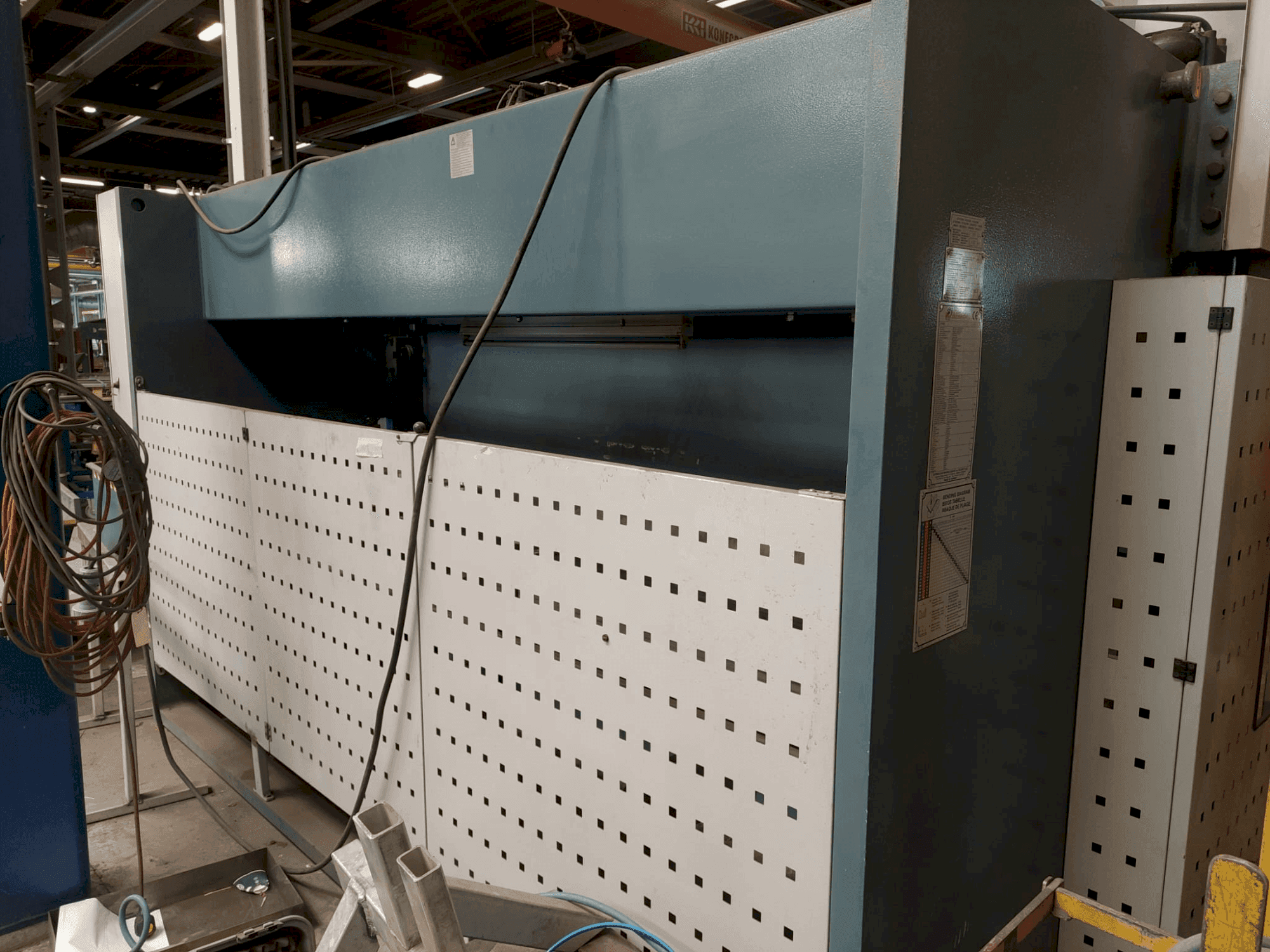 Frontansicht der Durma E 40160  Maschine