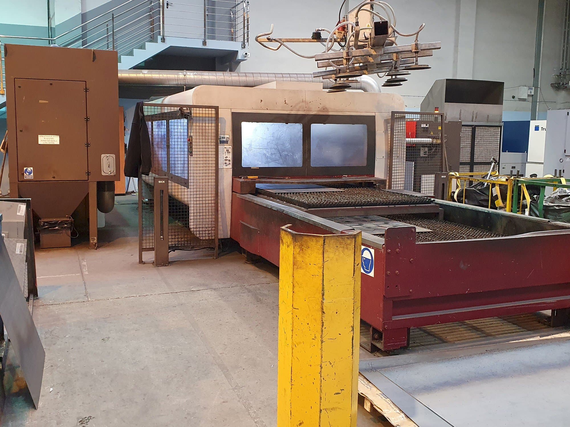 Linke Seitenansicht der Bystronic BySprint Pro 3015  Maschine