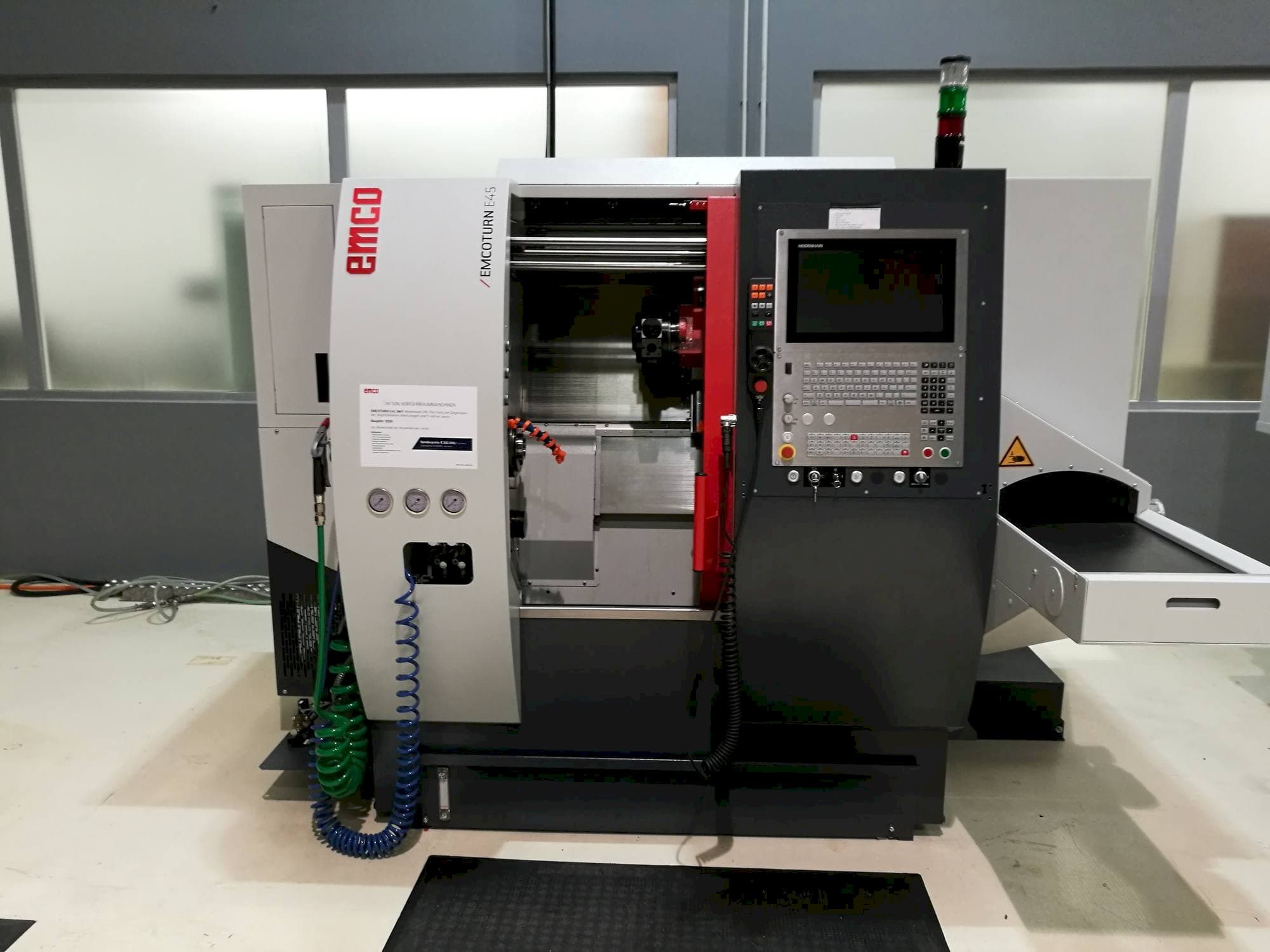 Frontansicht der EMCO E45 SMY  Maschine