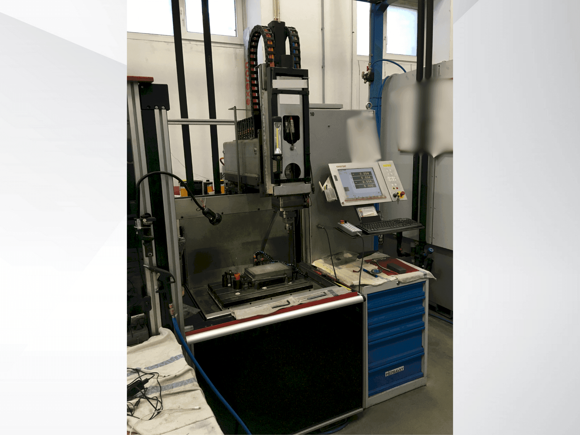 Frontansicht der Exeron EDM 310 MF20  Maschine