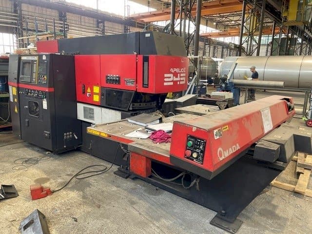 Frontansicht der AMADA Apelio II 245  Maschine